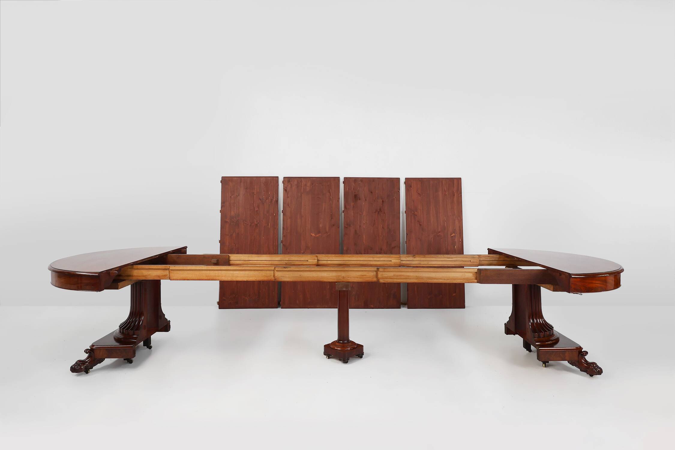 Extendable Antique English Dining Table in Victorian style, ca. 1830