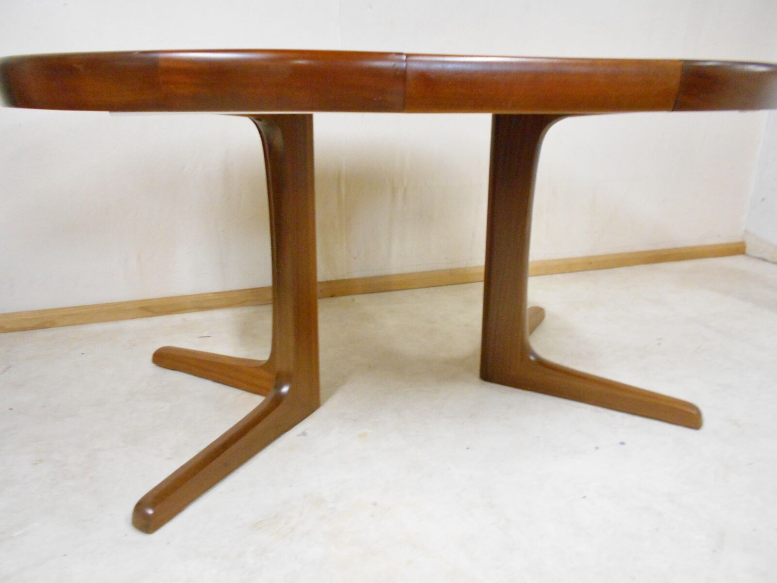 Expandable round teak table