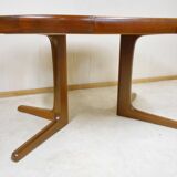 Expandable round teak table
