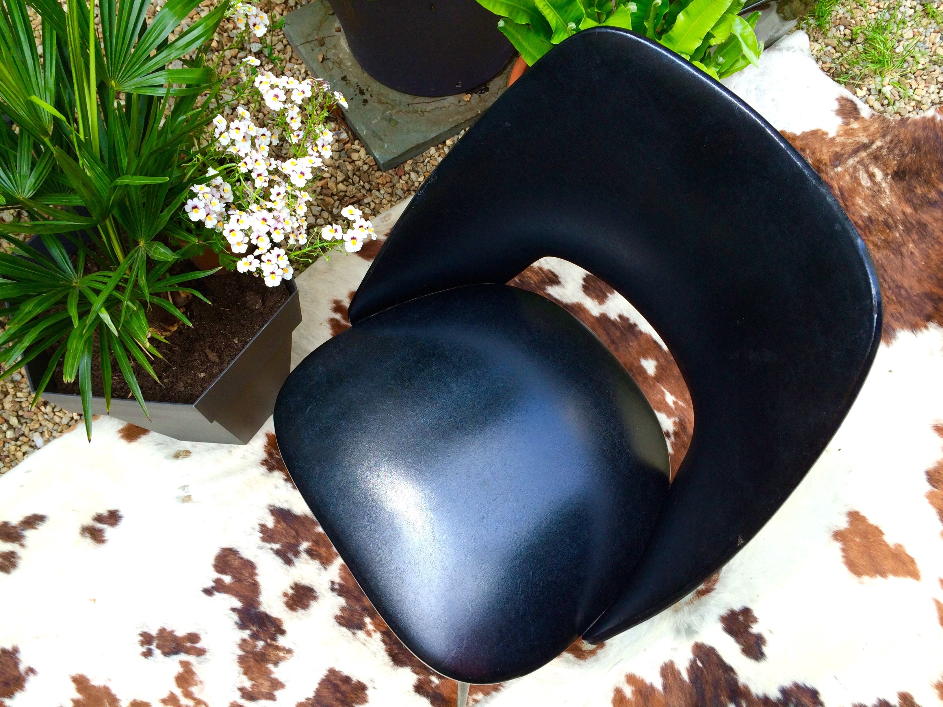 Chaise tulipe skaï noir des années 50