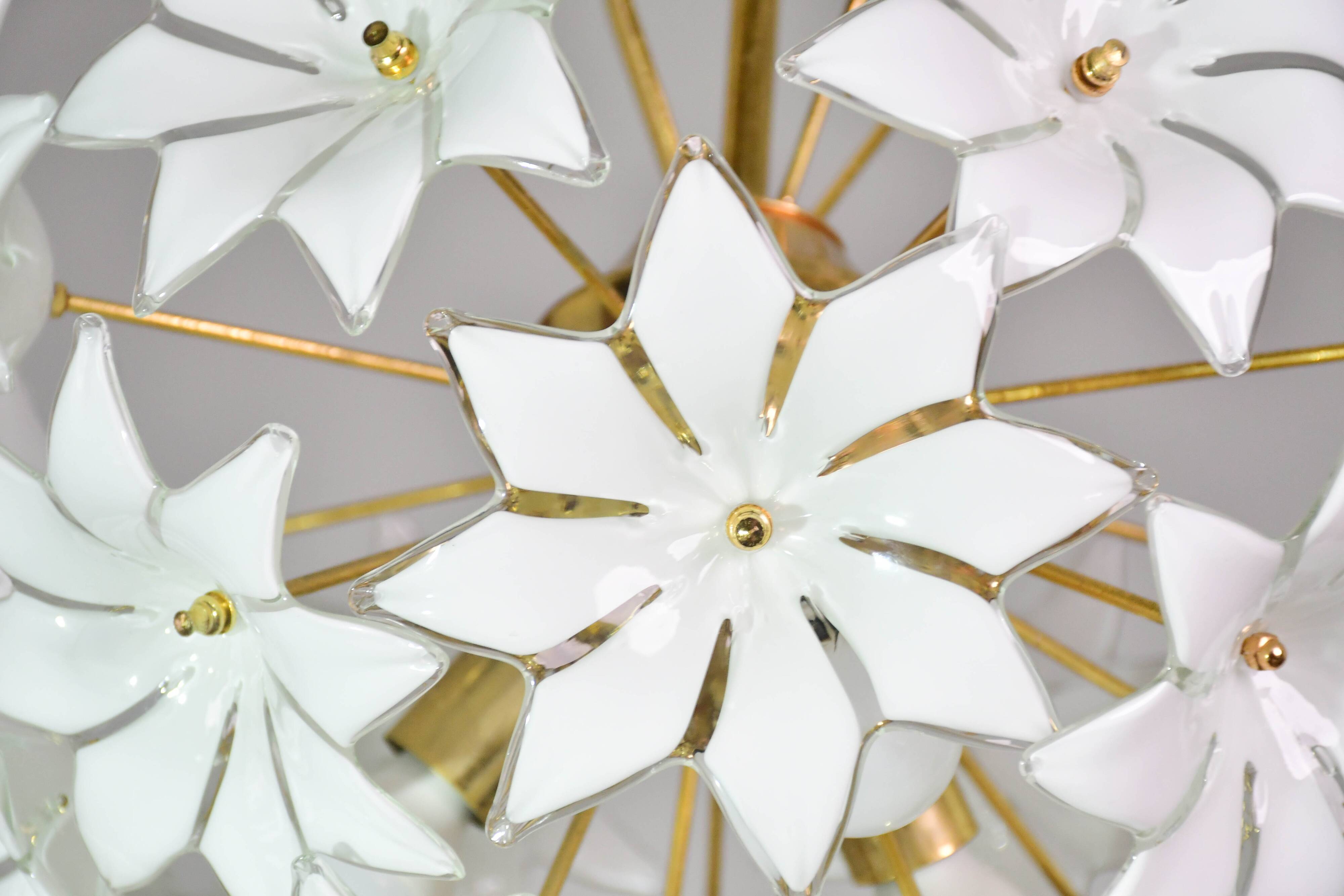 Charmant luminaire en verre de Murano Spoutnik fleurs blanches, années 1970