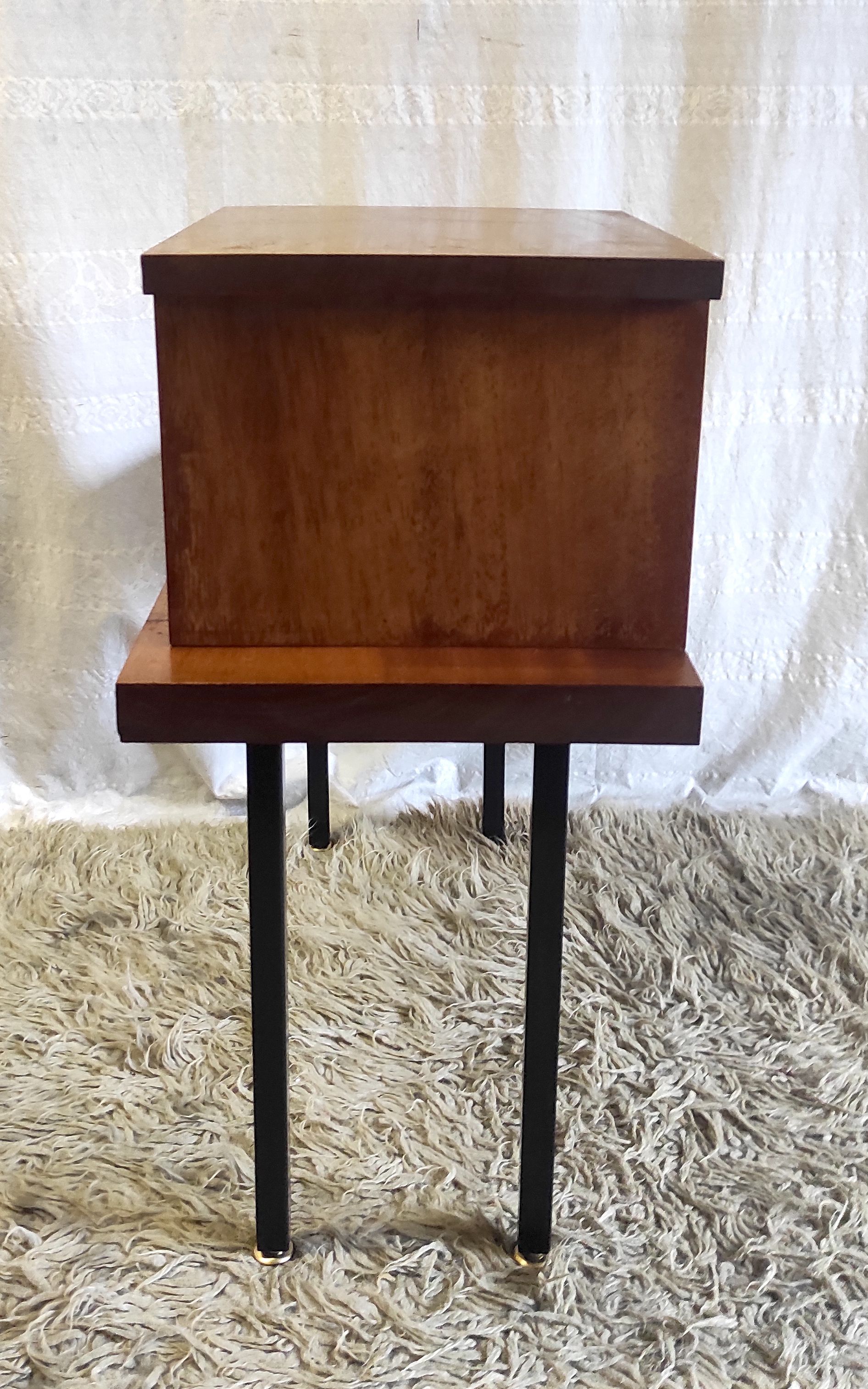 Modernist side table in solid wood and black lacquered metal 50s/60s