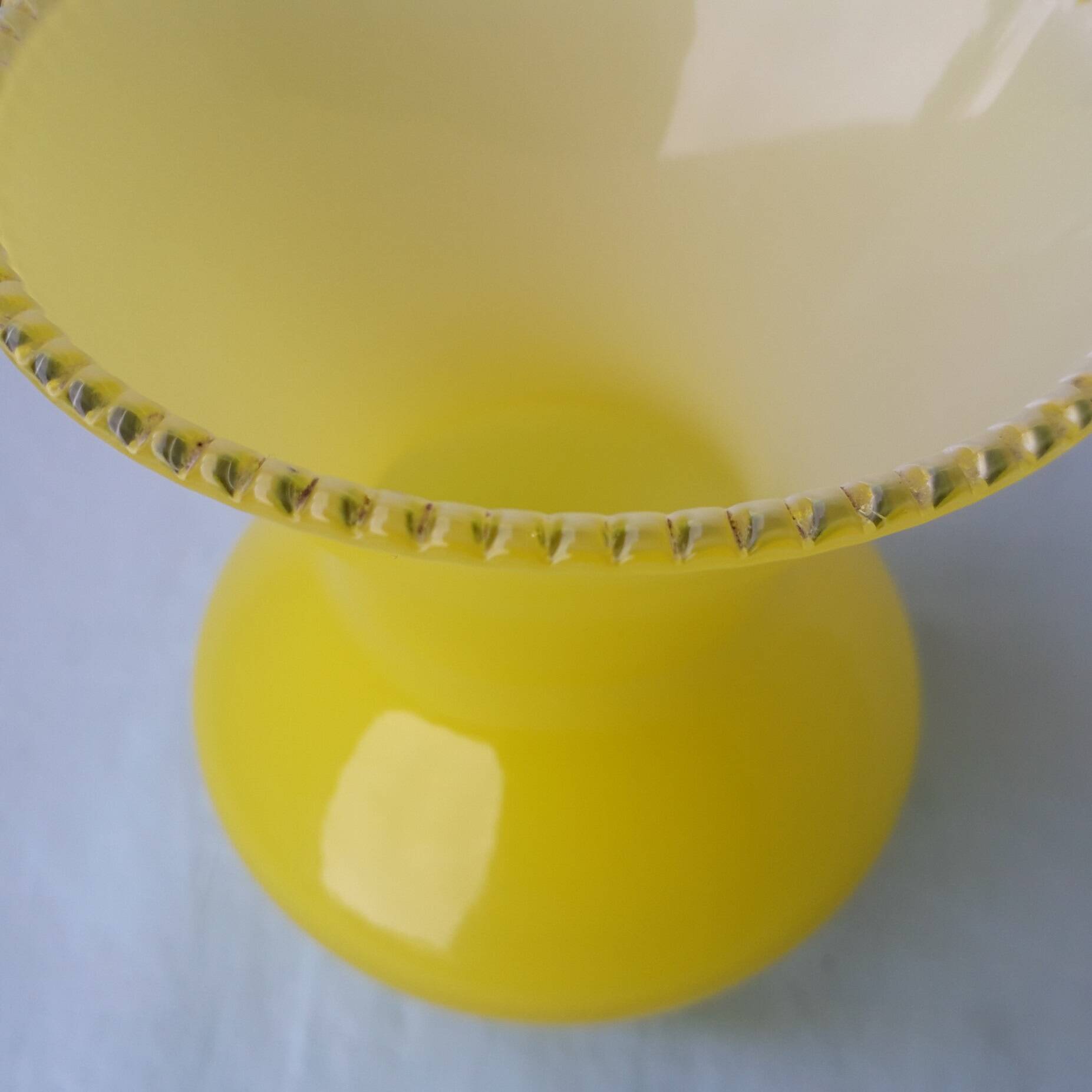 Vase en verre jaune