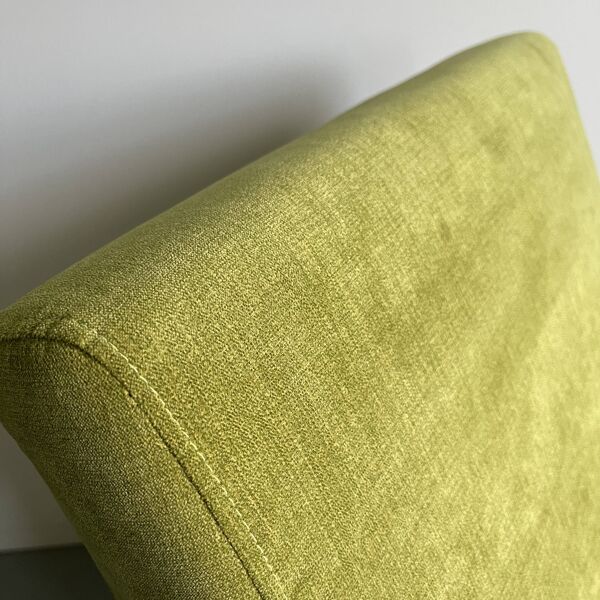 Fauteuil vintage mid-century moderne : tissu vert lime et cadre en bois de hêtre.