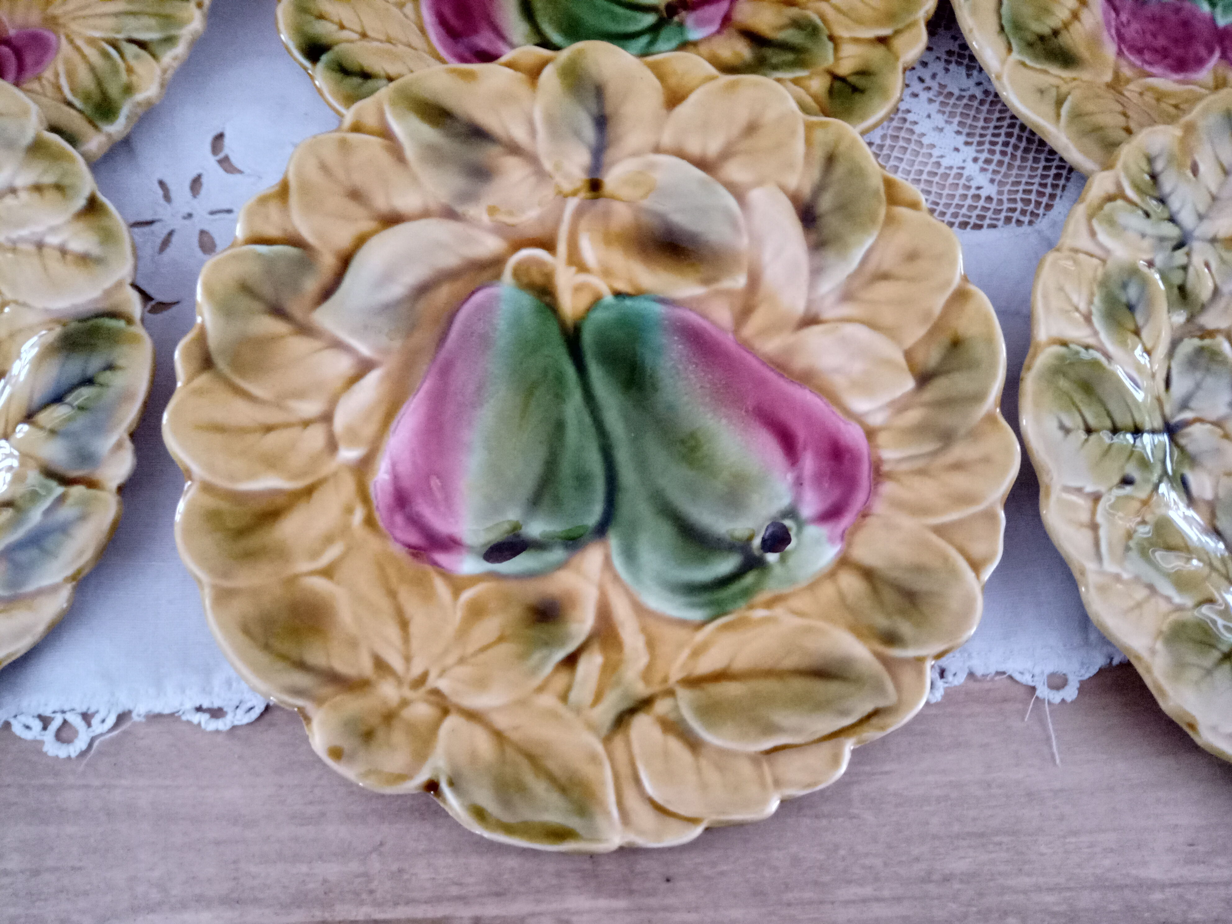 Lot de 9 assiettes à dessert en barbotine Sarreguemines France décor fruits
