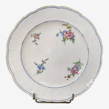 Plate in porcelain of Sèvres with polychrome decoration of flowers of the eighteenth century