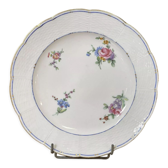 Assiette en porcelaine de Sèvres à décor polychrome de fleurs du XVIIIème siècle