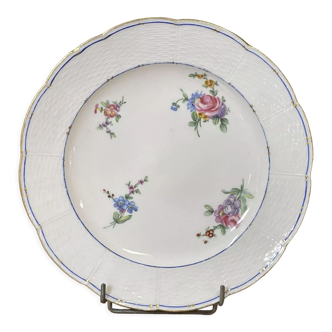 Plate in porcelain of Sèvres with polychrome decoration of flowers of the eighteenth century