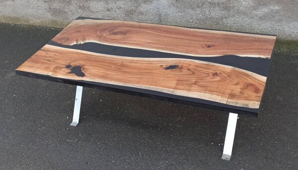 Table basse en bois et résine noire