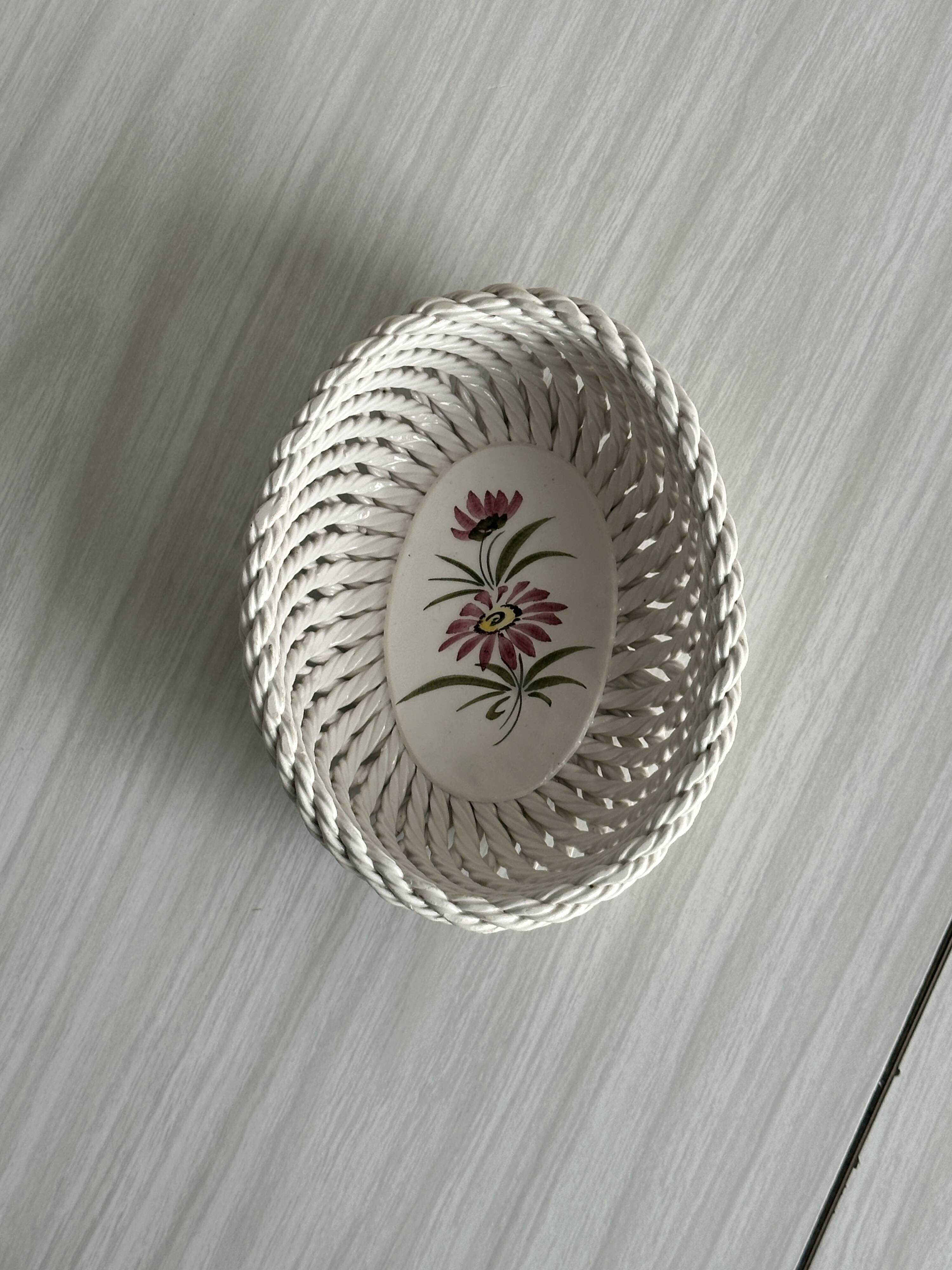 Small twisted porcelain bowl