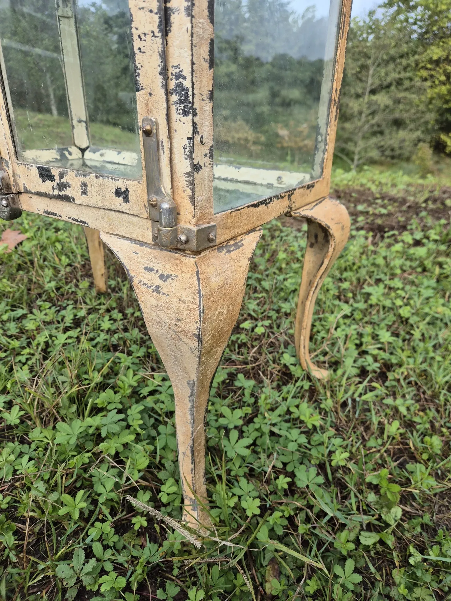 Ancienne vitrine de chirurgien