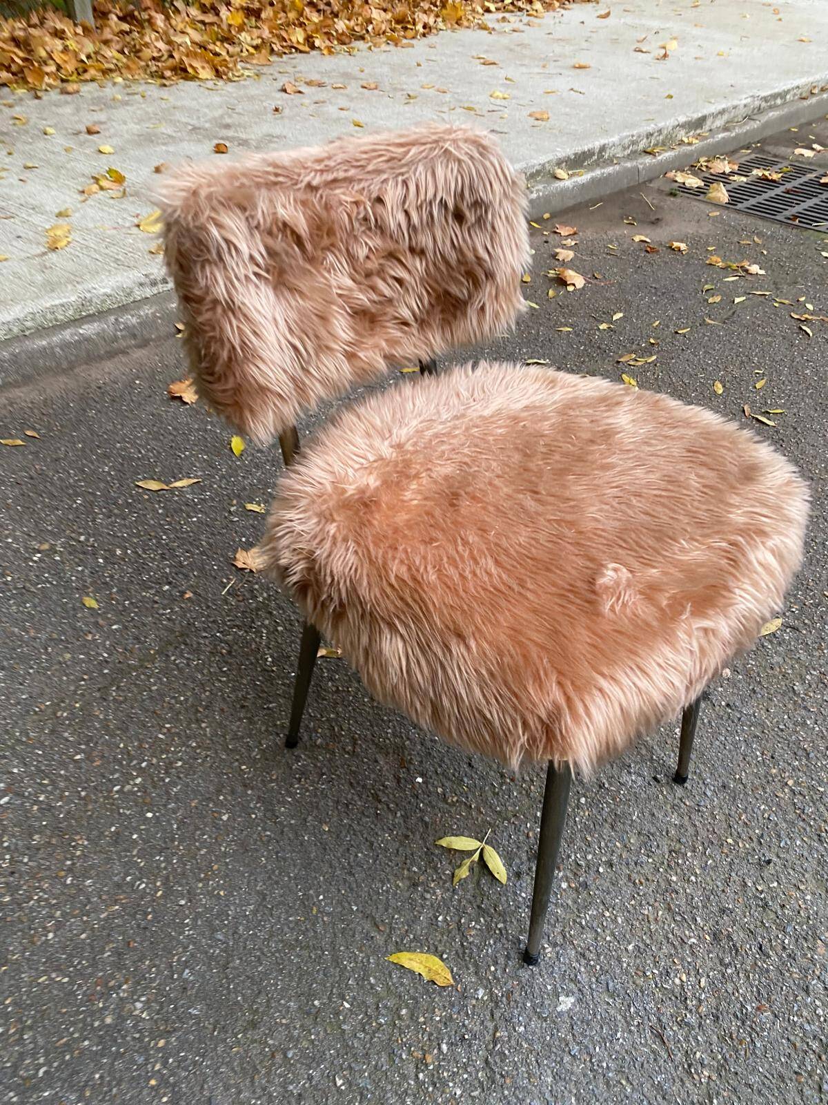 Chaise moumoute poilue beige rosé