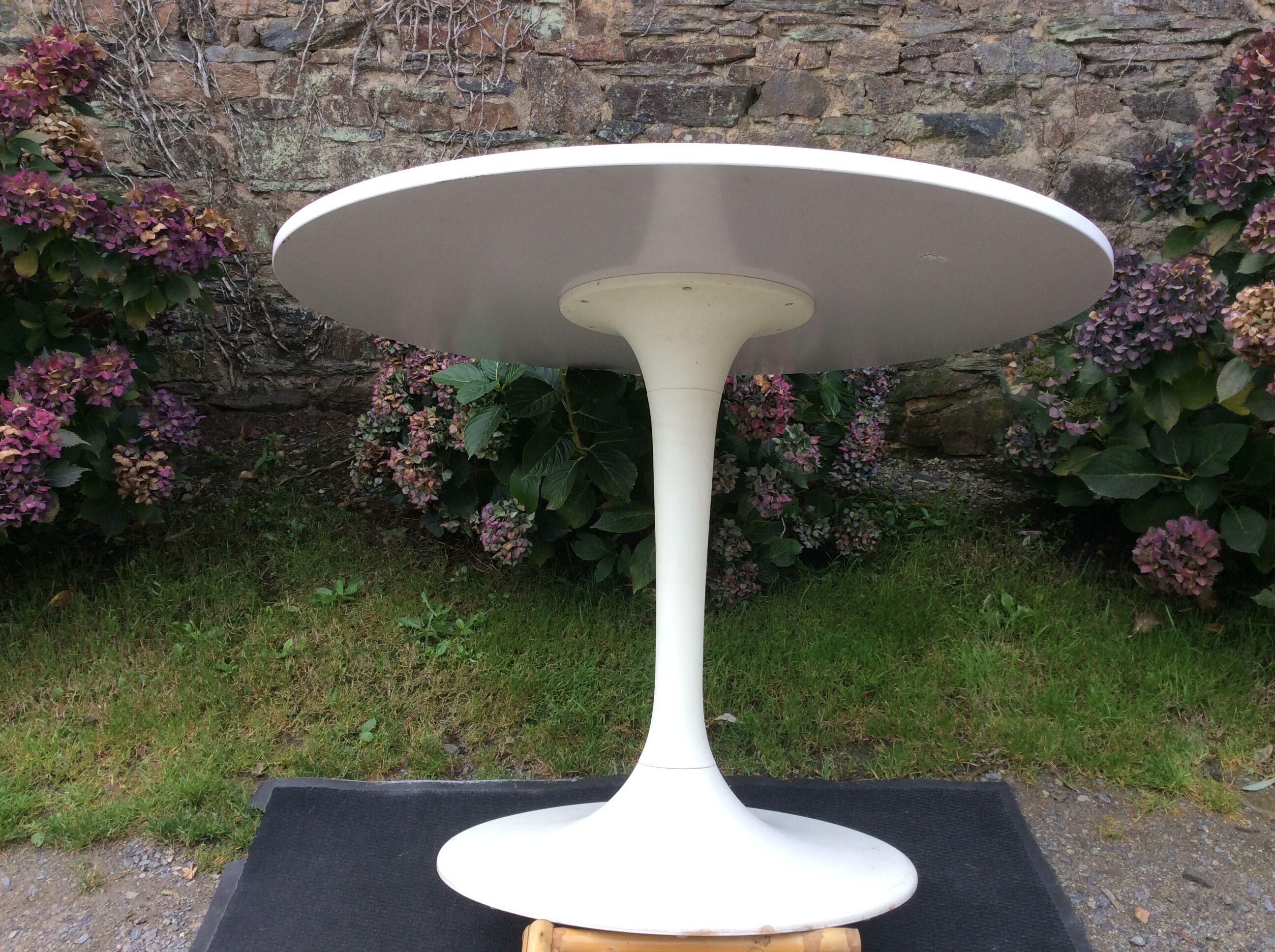 Vintage round table with tulip pvc base