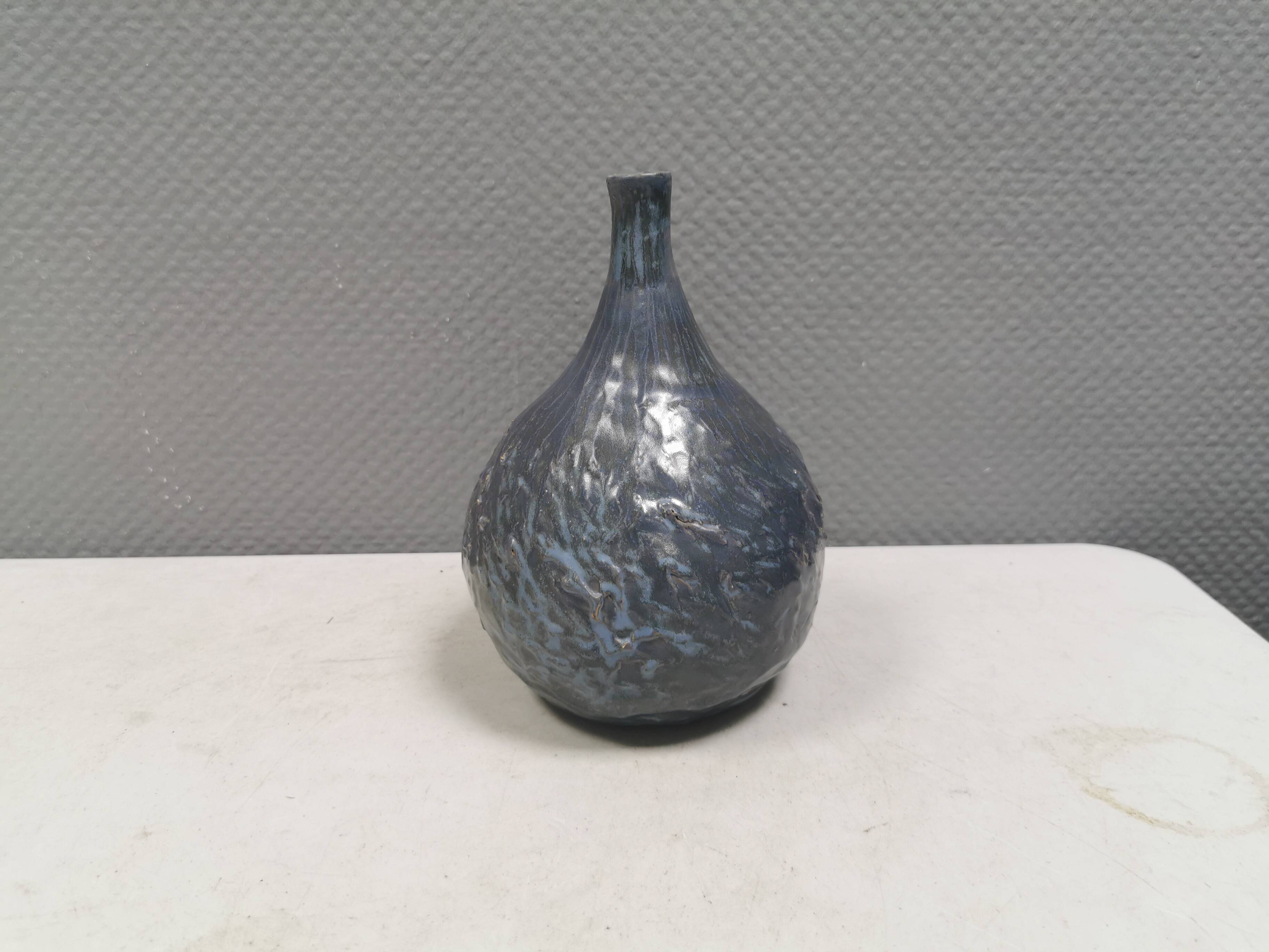 Vase Pauline Toynbee, Émail en cristal bleu texturé, forme organique, années 1980