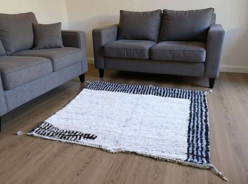 Traditional black and white handcrafted Moroccan rug, size 160 x 240 cm