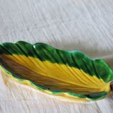 Empty pocket in the shape of a leaf in very good condition