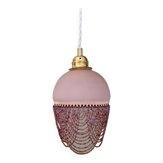 Suspension globe en verre rose décoré de perles