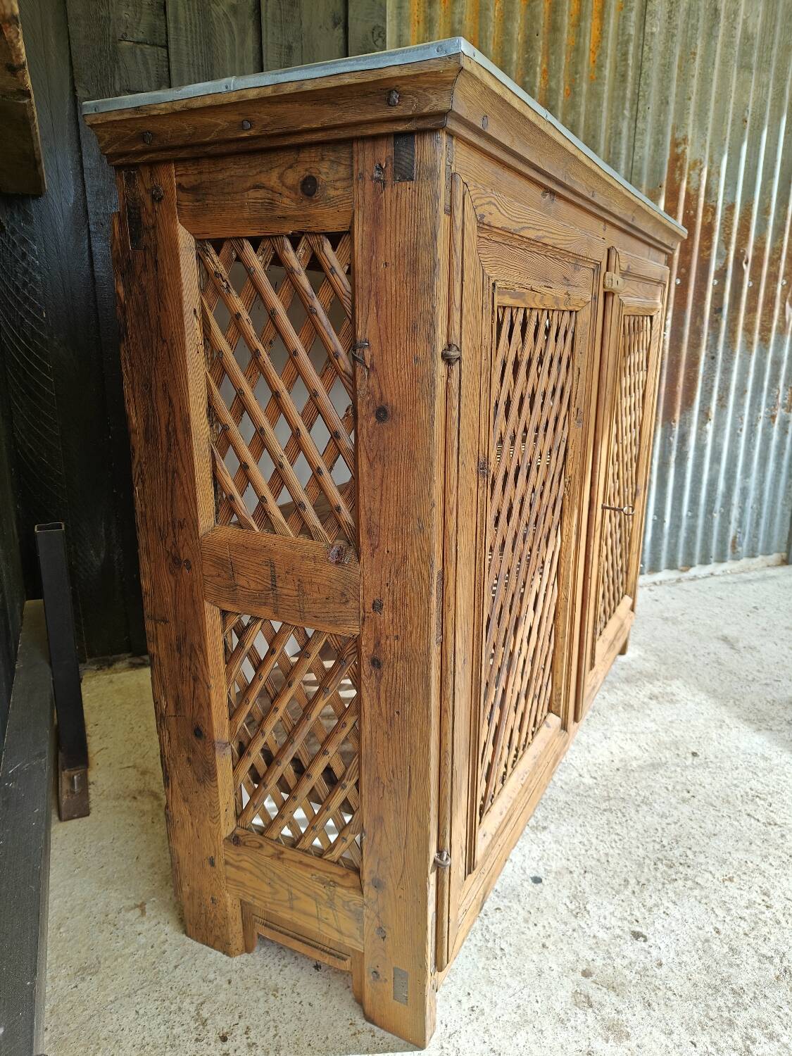 Support buffet in solid pine, zinc top, late 19th century.
