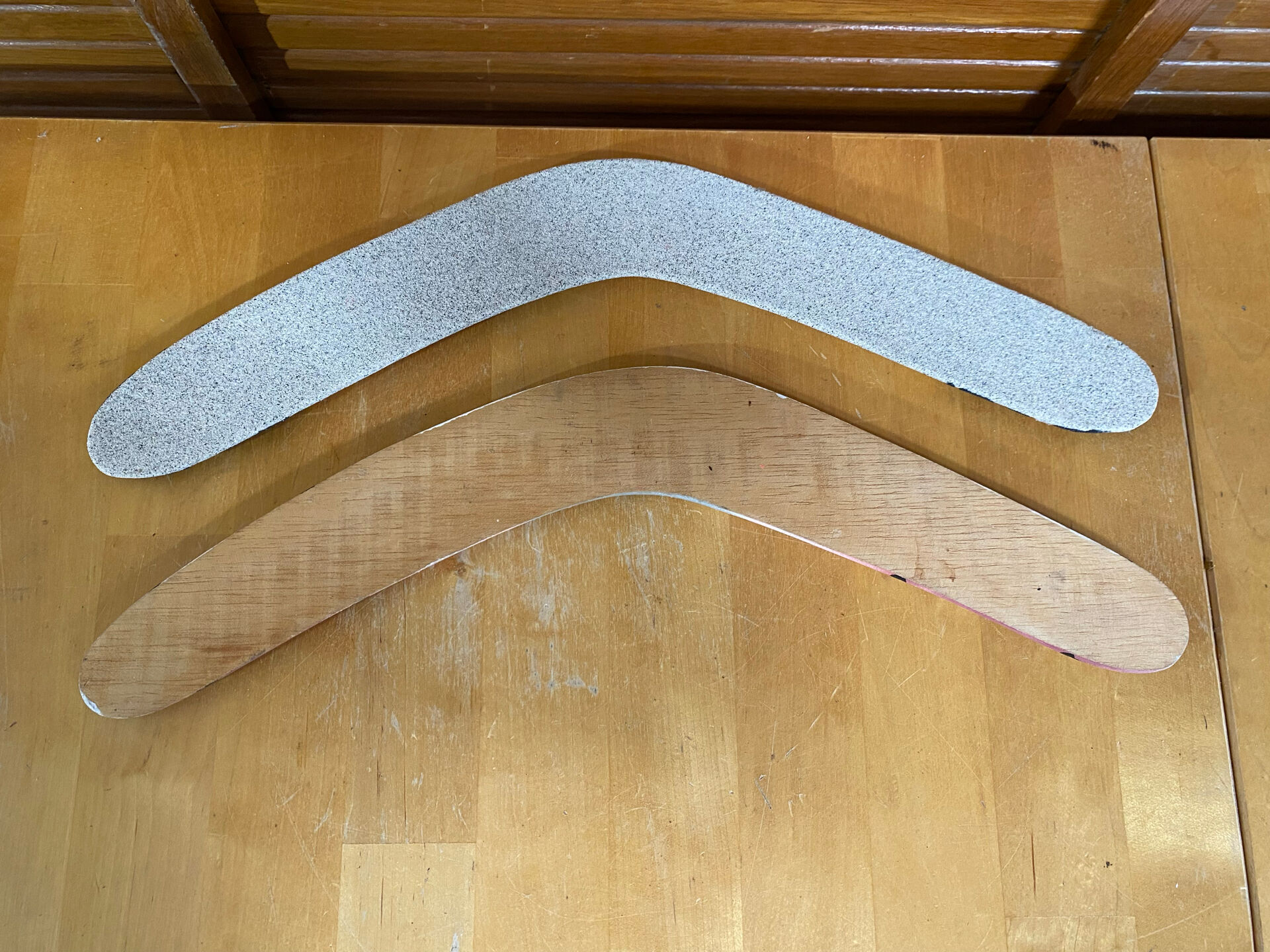 Paire boomerangs lanzarote bois peint lézards aborigène vintage