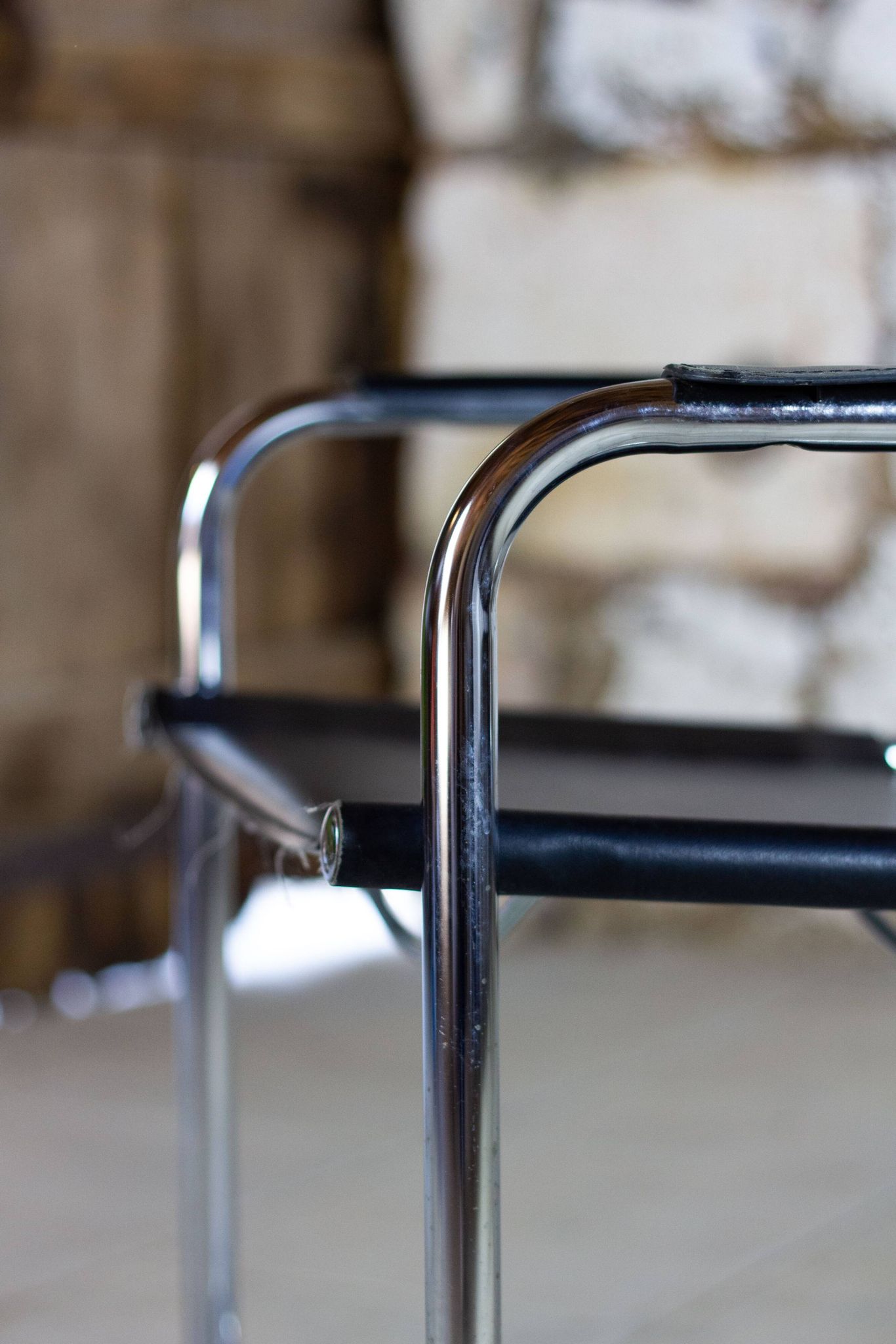 Pair of Bauhaus cantilever armchairs in chromed metal and leather, 1970
