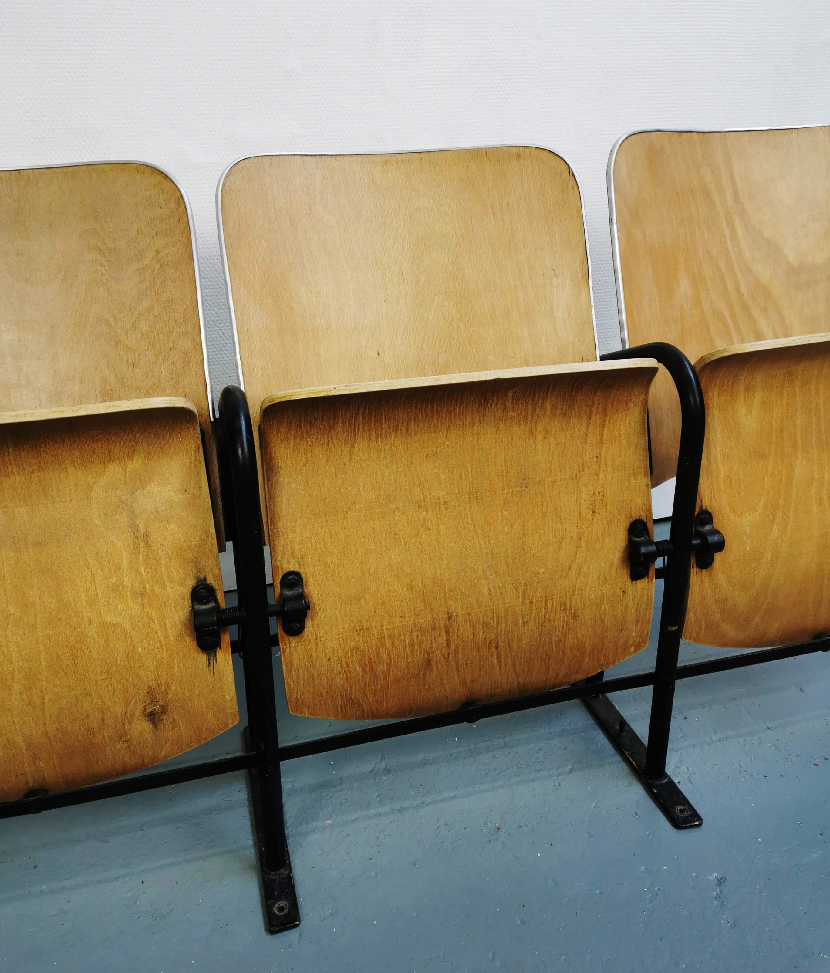Triple theatre strapontin seats