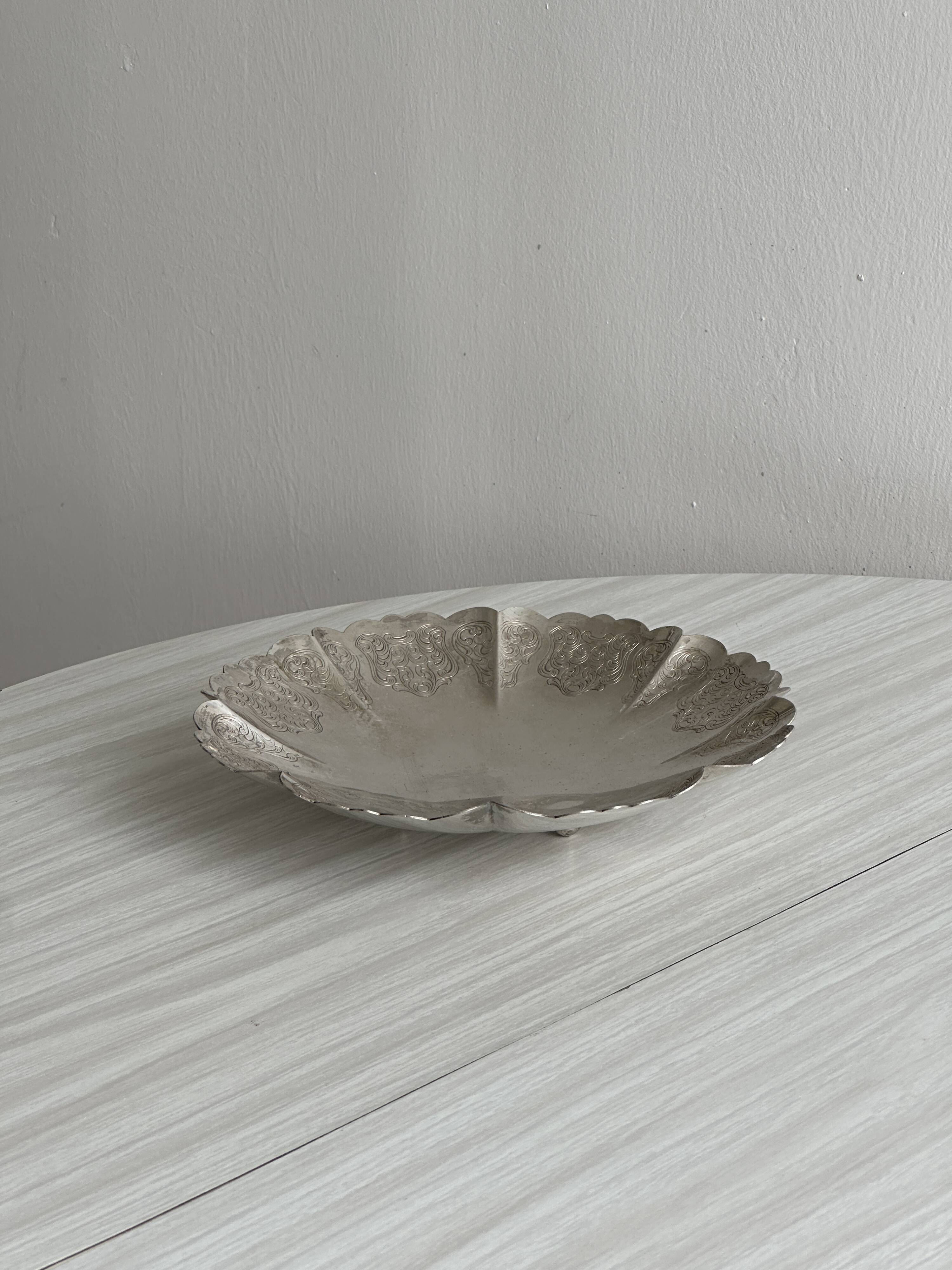 Lightweight metal cup on legs