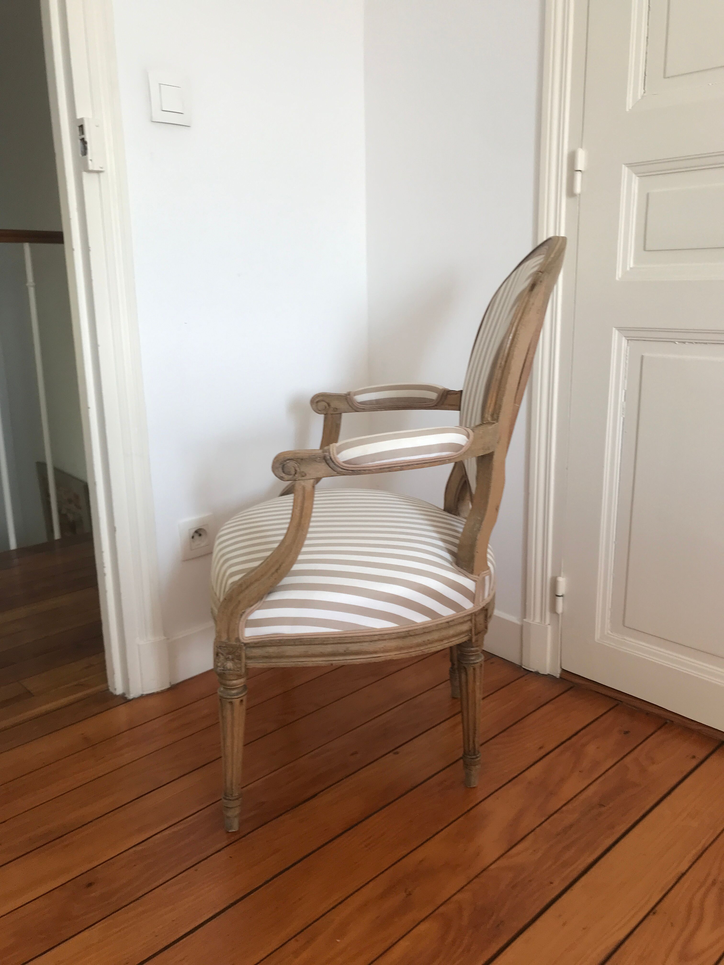 Paire de fauteuils à médaillon époque Louis XVI