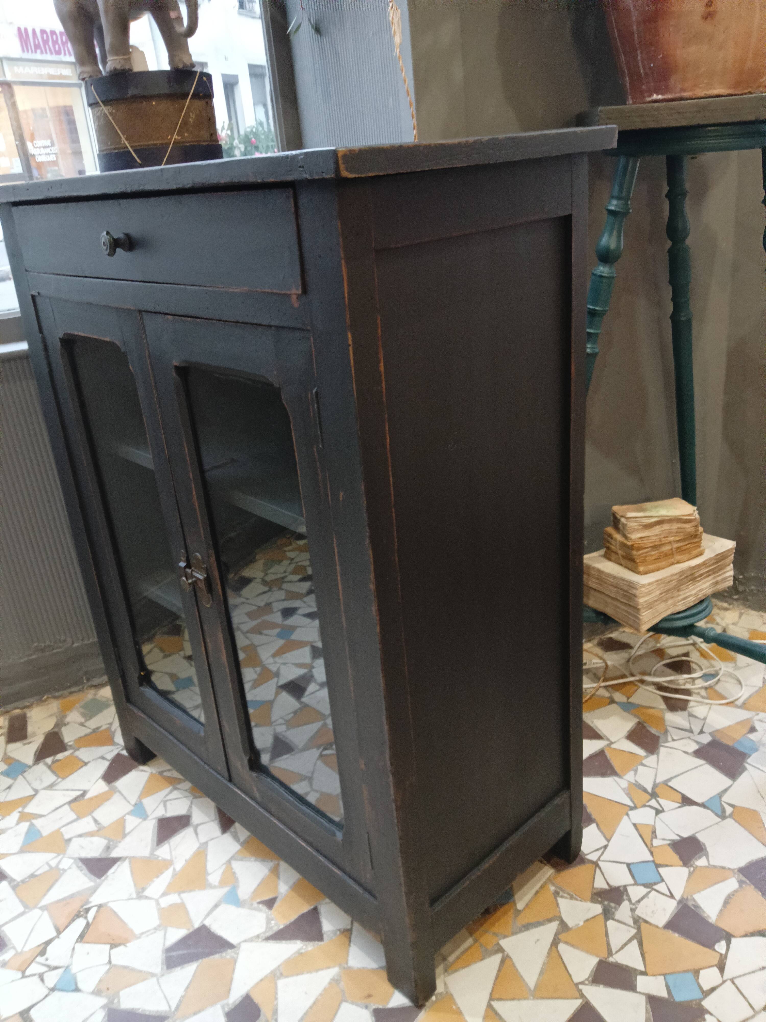 Parisian buffet revisited in black