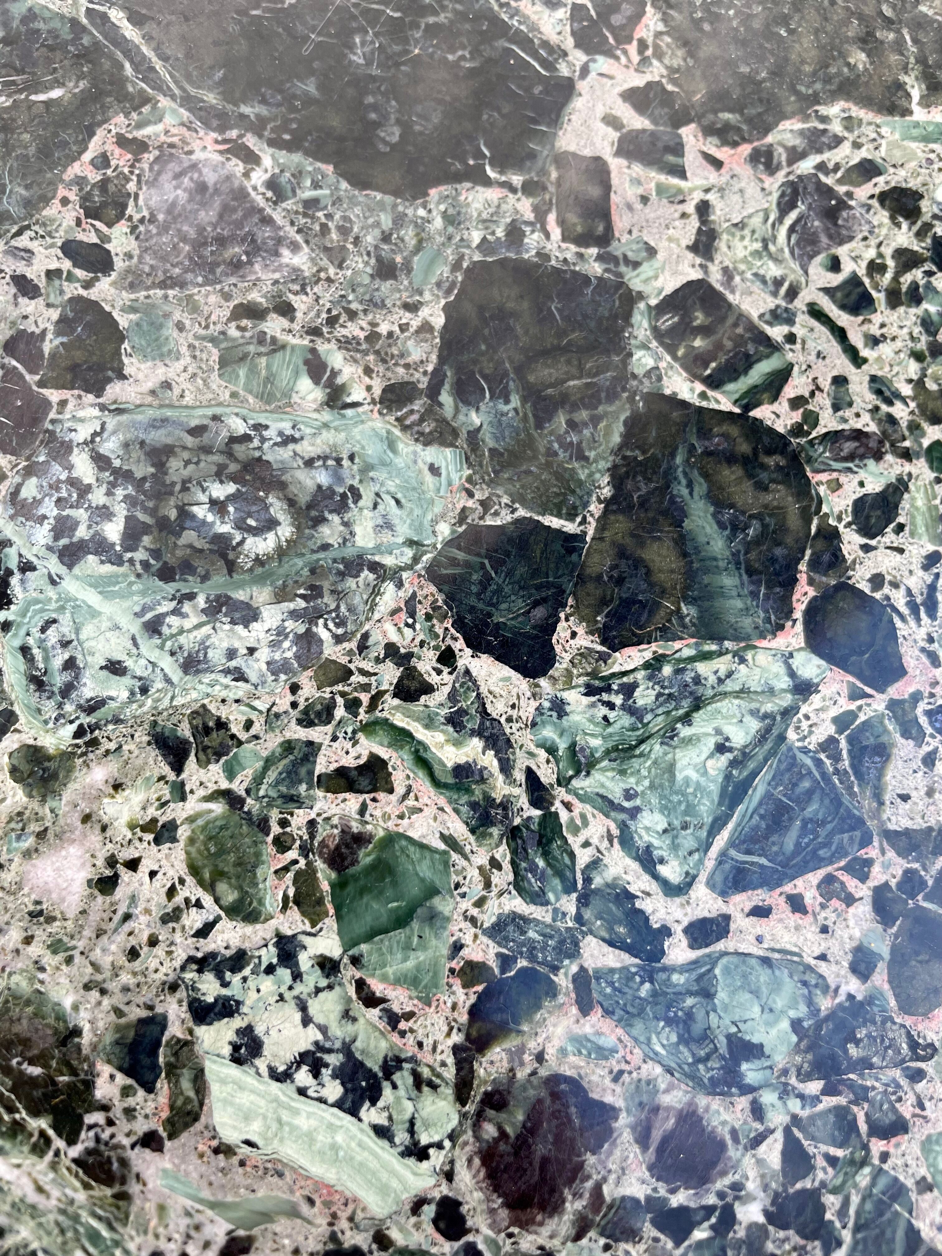 Table basse en fer forgé et marbre vert des Alpes