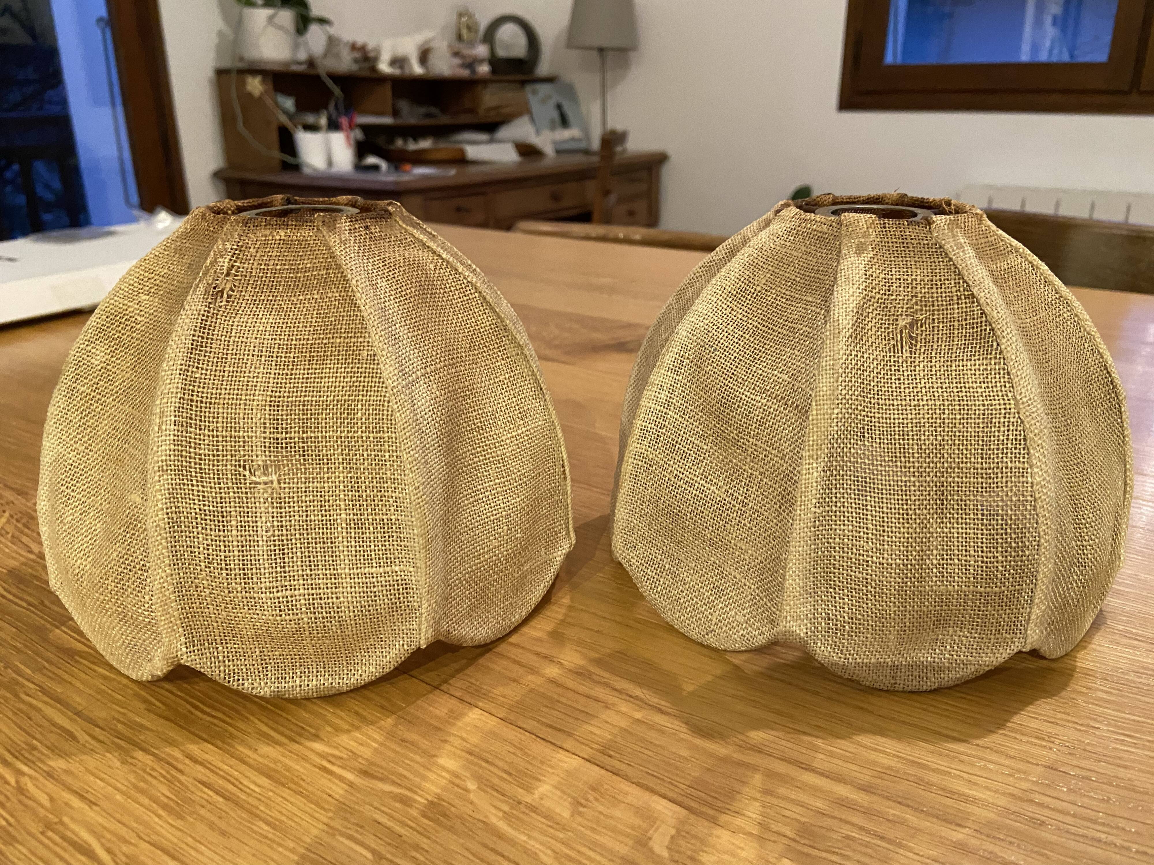 Lot de deux abats jour en jute forme fleur