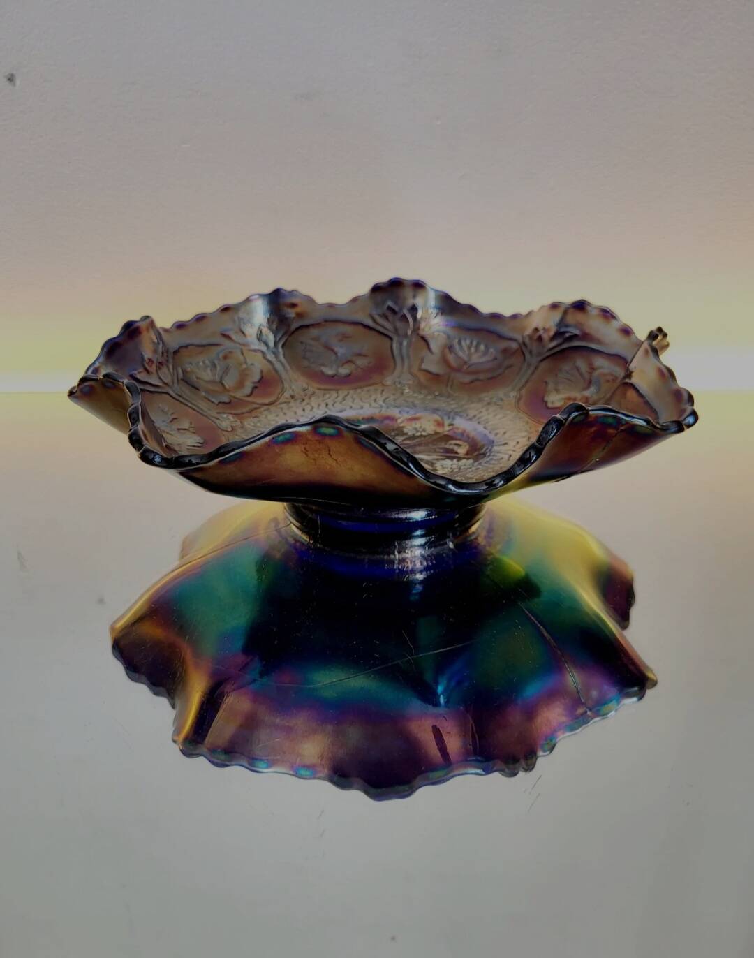 Prachtige schaal in iriserend glas met decor van dragon en lotus fenton