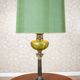 Paire de lampes de table vintage dans un style classique avec des bases décoratives et