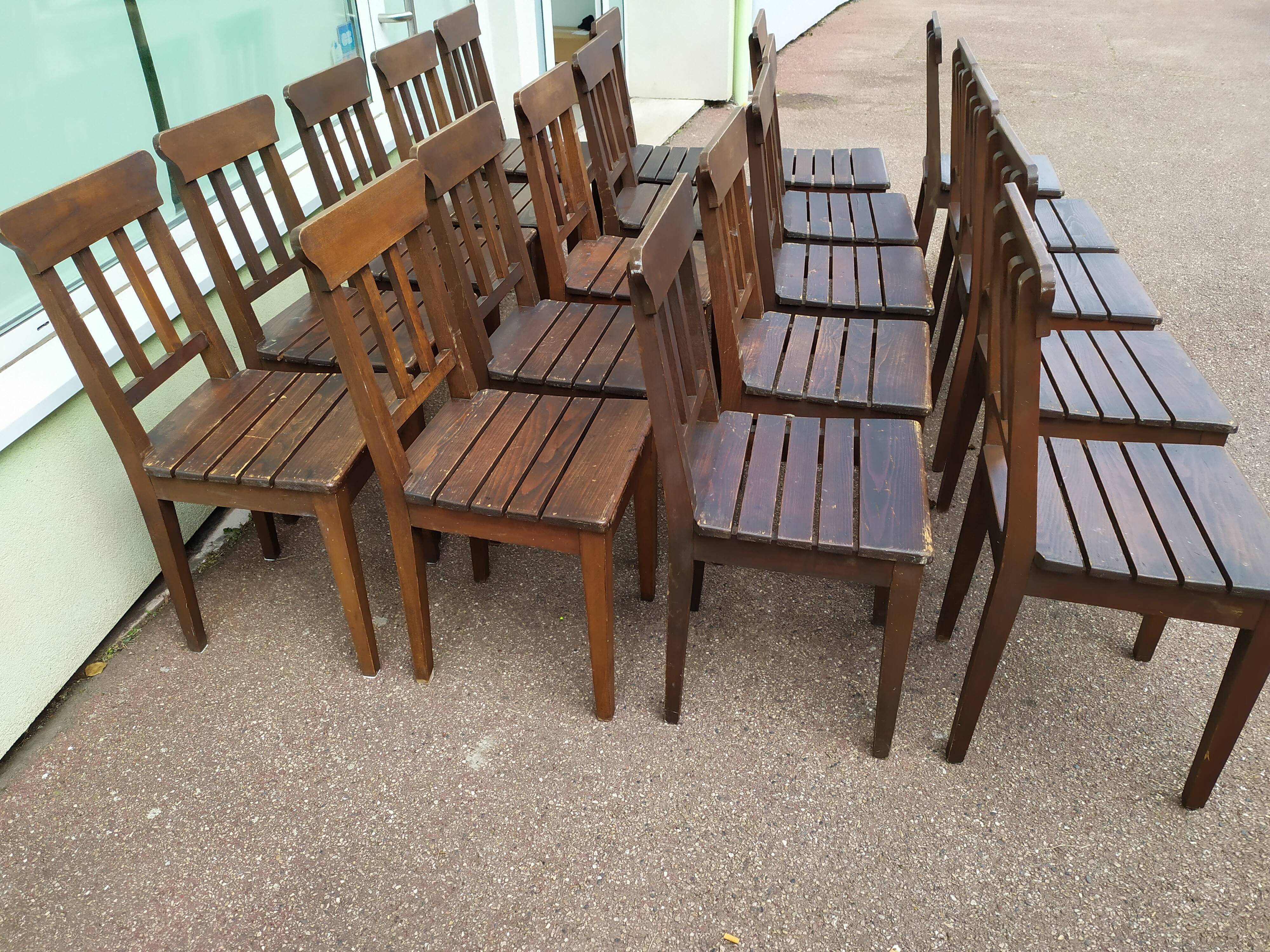 Ensemble lot de 20 chaises en bois de bistrot