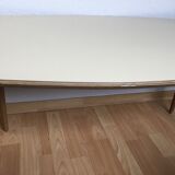 Table basse ovale stratifiée piètement en chêne réalisée par un mesuisier