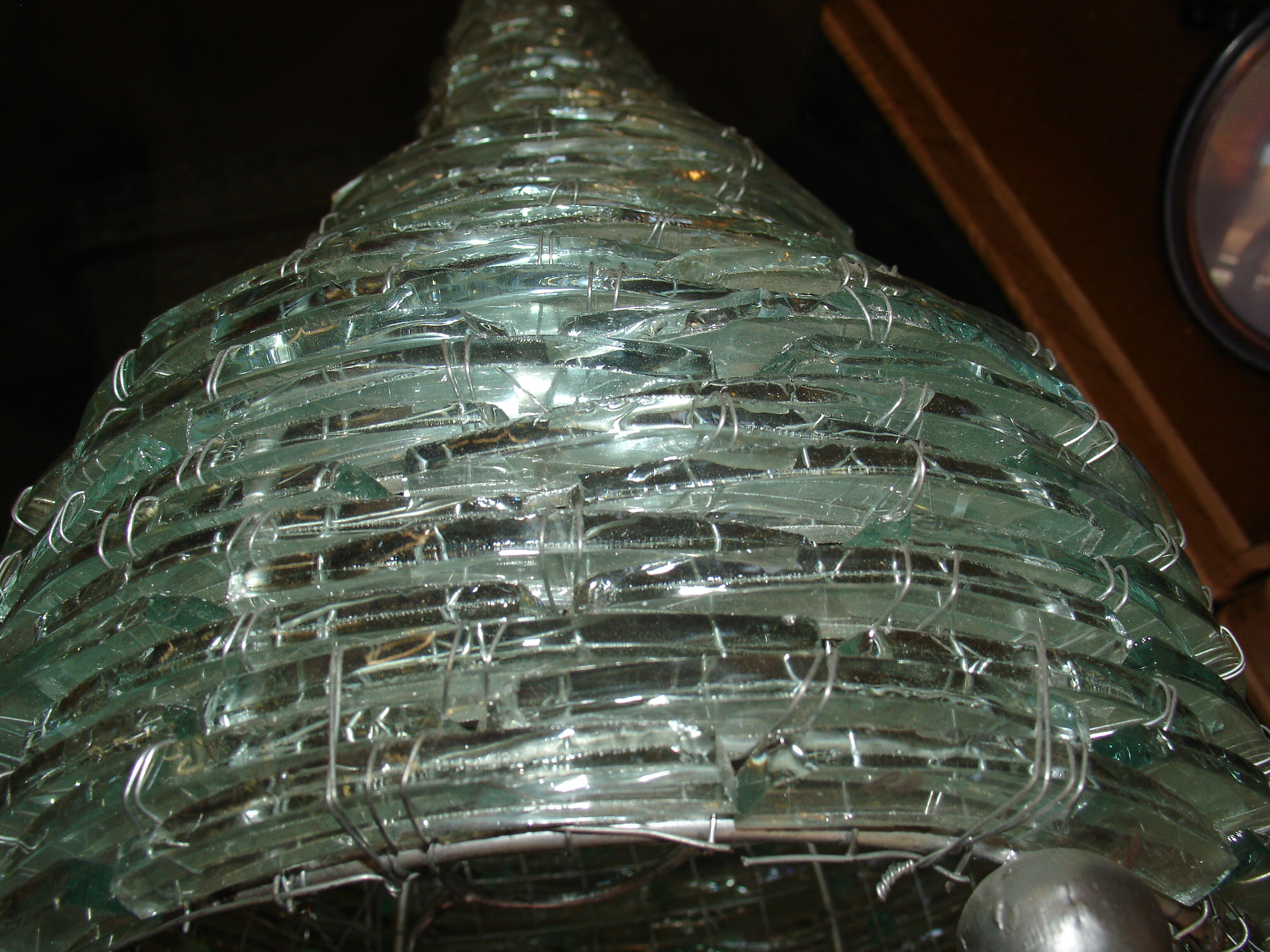 Lampe en morceaux de verre assemblés sur chassis en métal