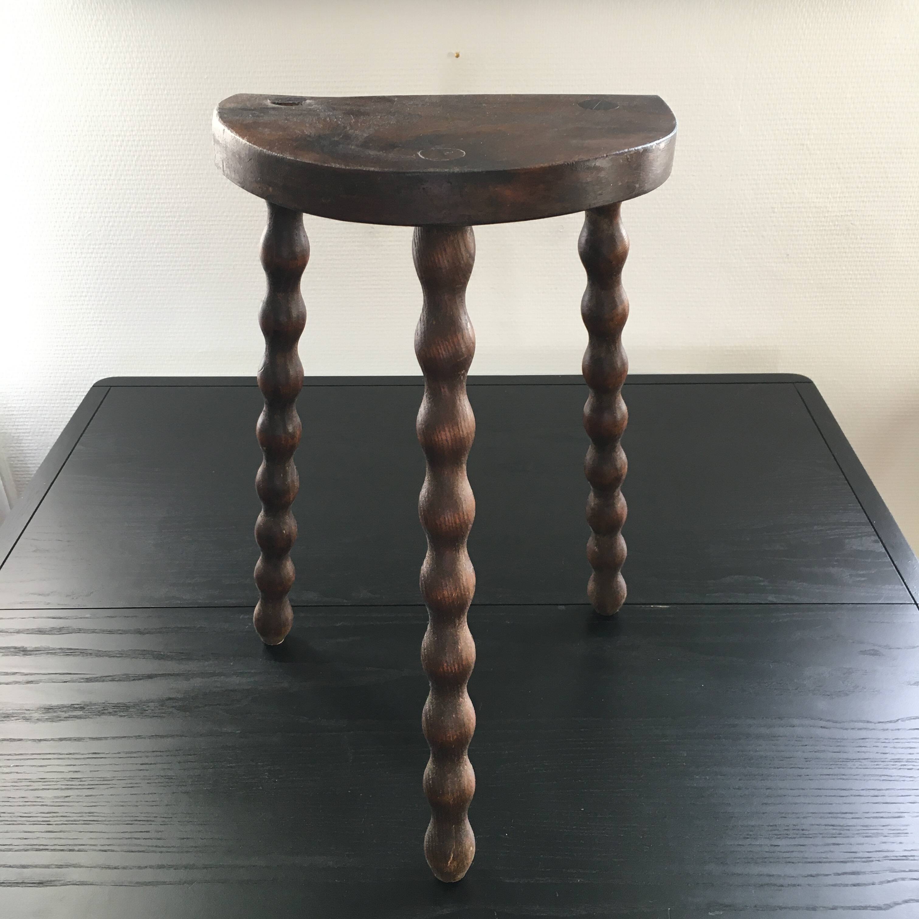 Half-moon tripod stool