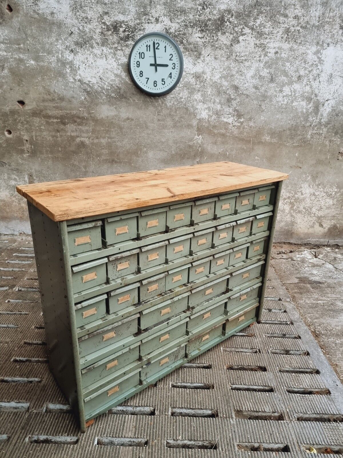 Commode industrielle vert olive