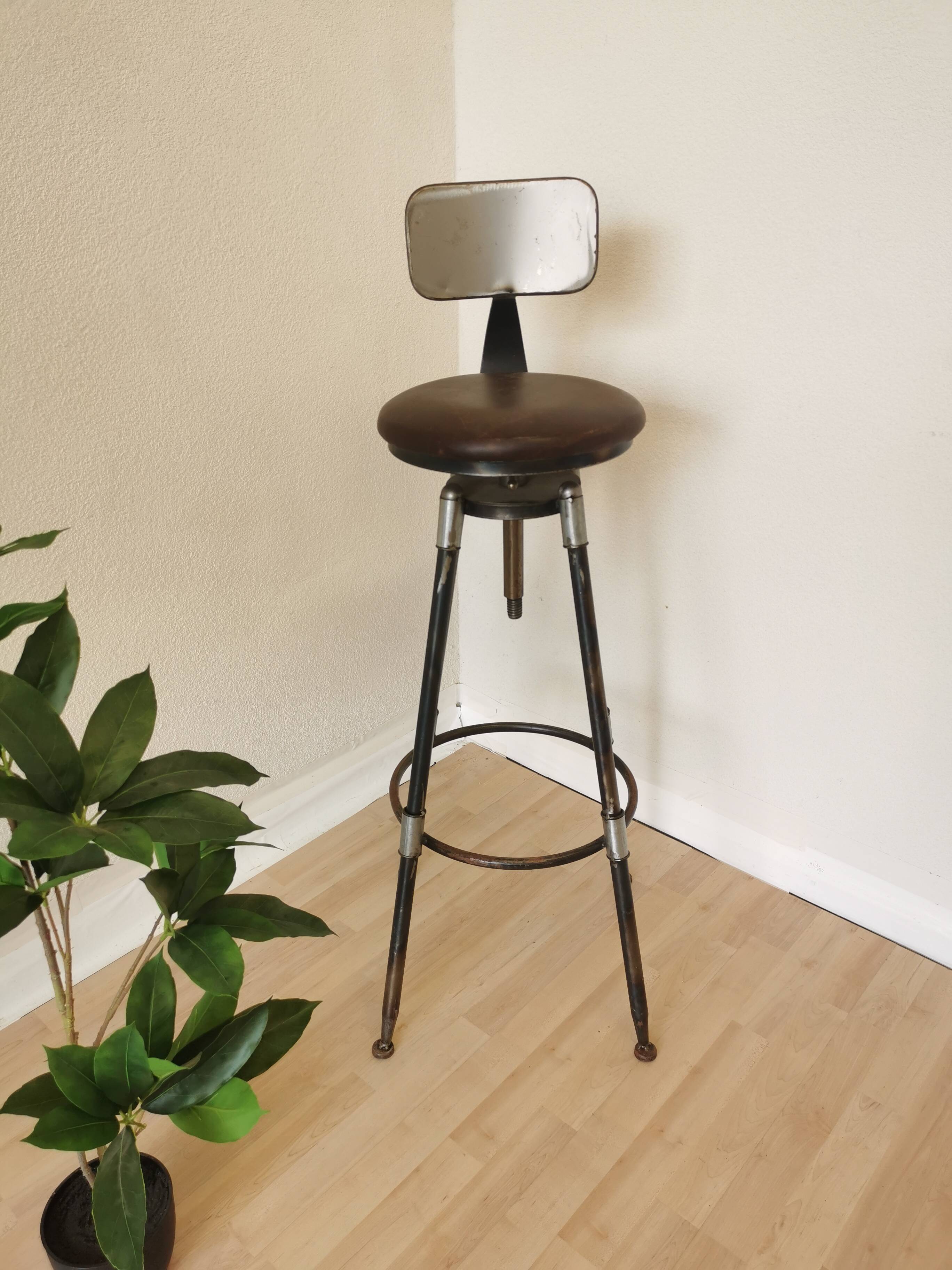 Chaise de bar vintage en métal faite à la main : siège pivotant en cuir à hauteur réglable