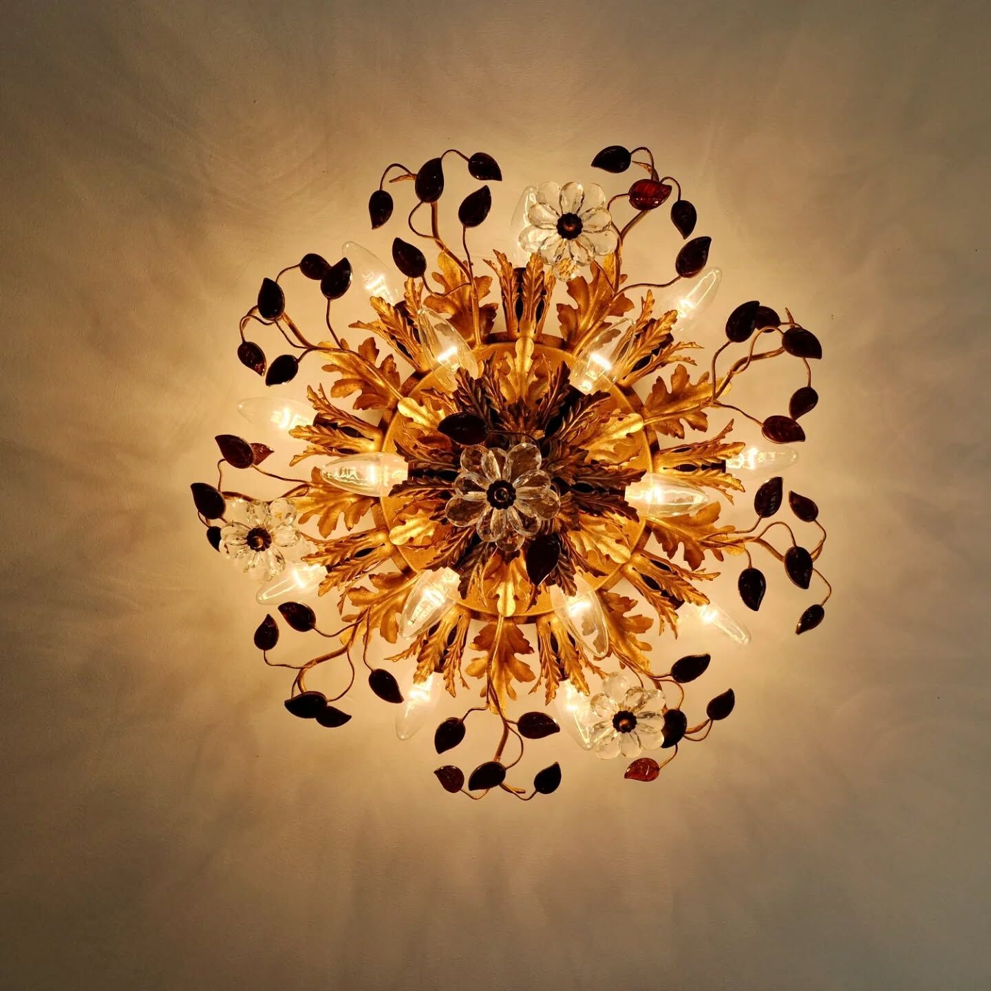 Large floral ceiling light in gilded metal and crystal, Banci Firenze, 1970.