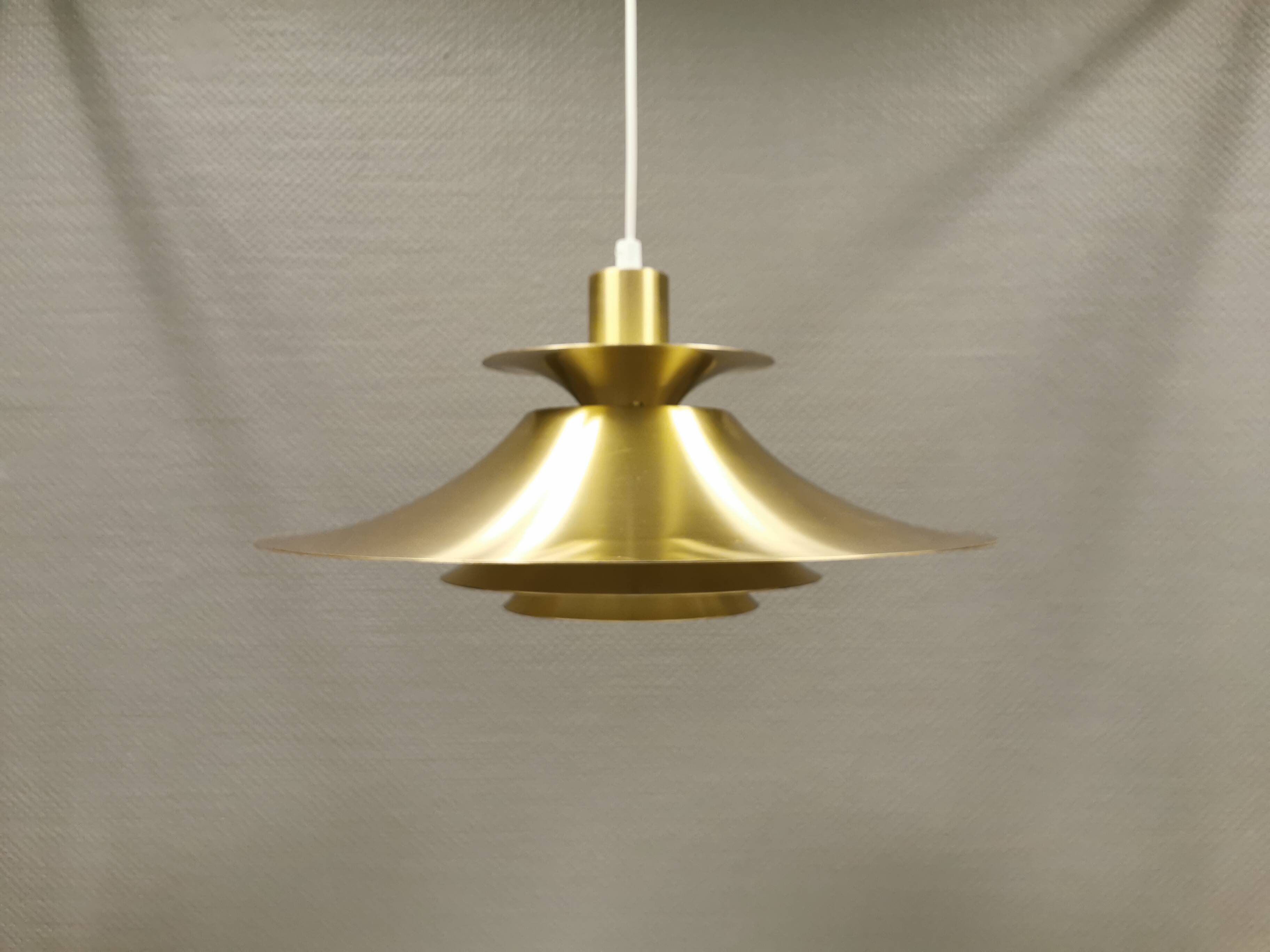 Suspension danoise en aluminium couleur laiton