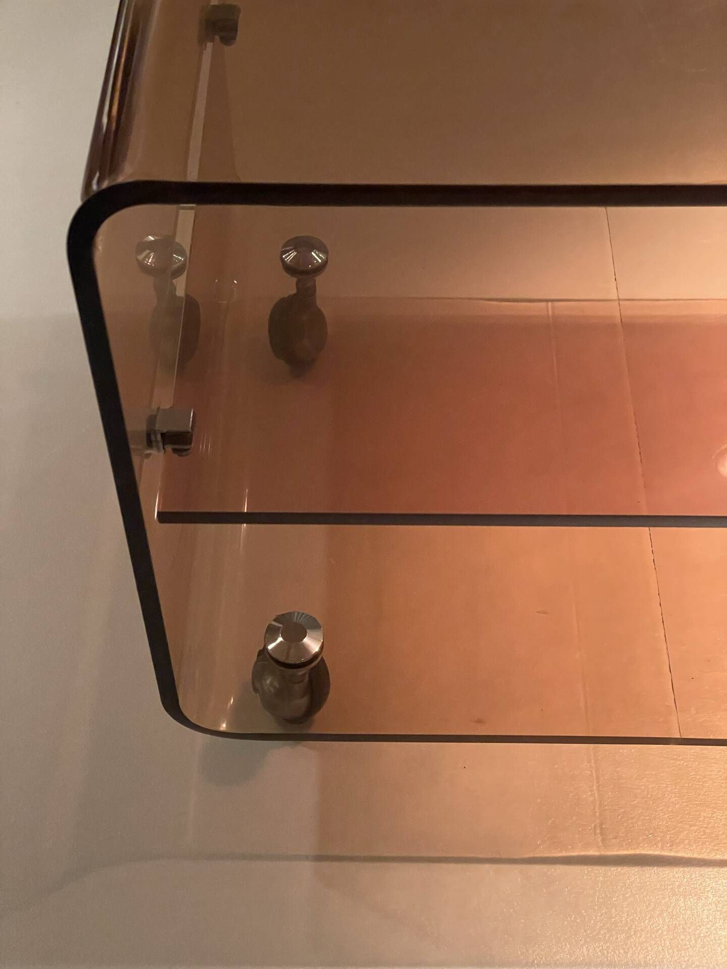 Chariot de service vintage en lucite fumé marron – Attribué à Michel Dum