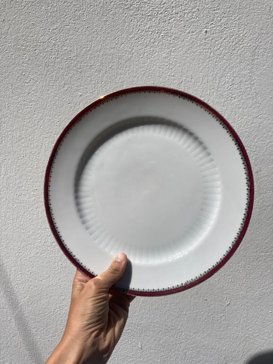 6 flat plates in gilded porcelain and burgundy