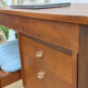 Bureau scandinave poignées dorées