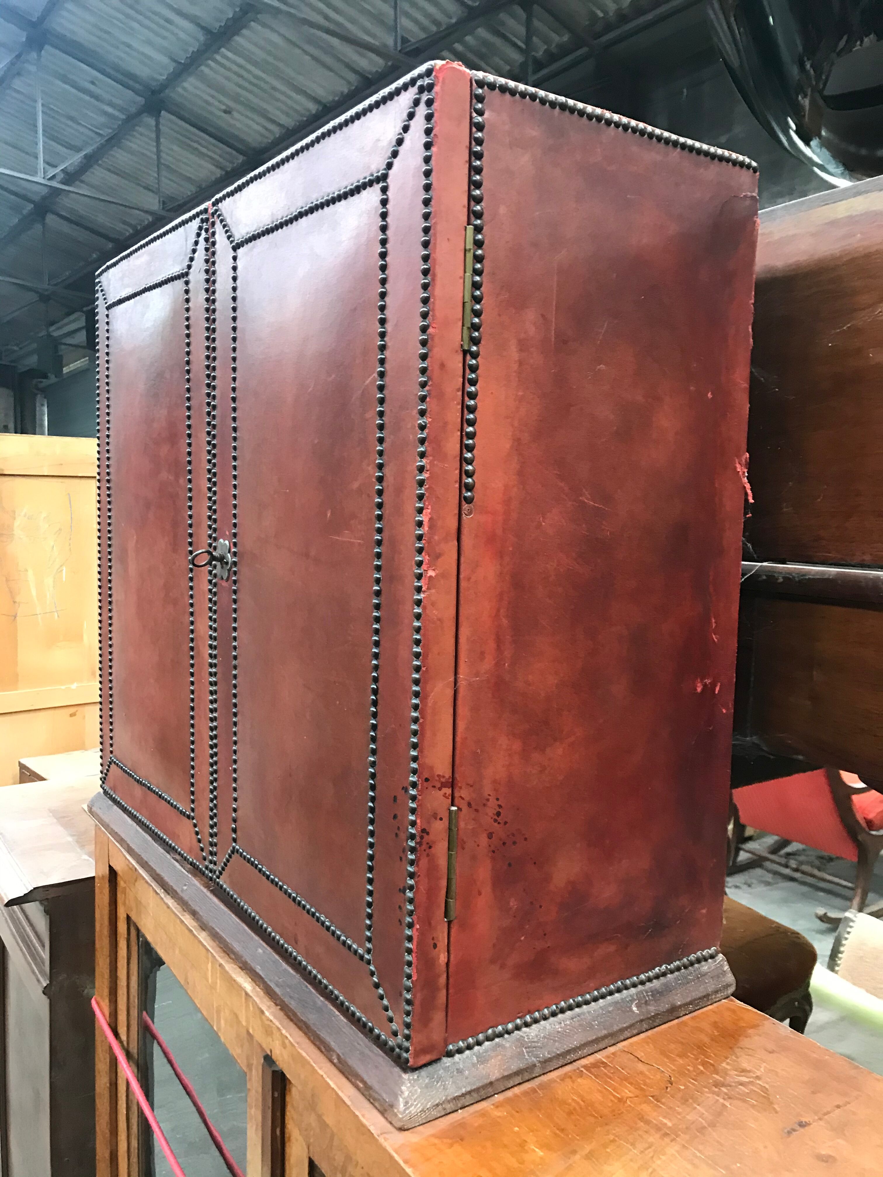 Coffre cloutés en cuir