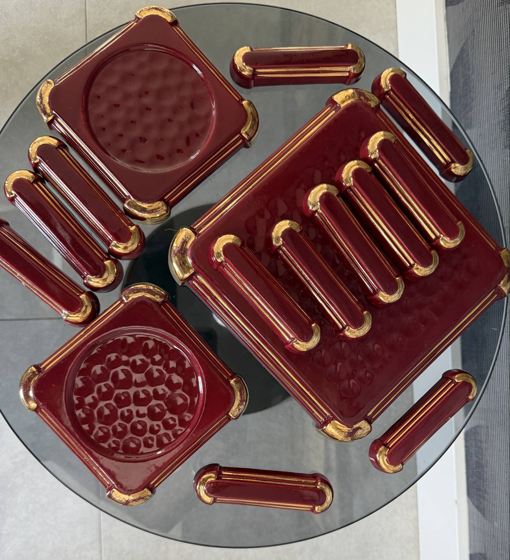 Art Deco table service in glazed burgundy and gold earthenware – Complete