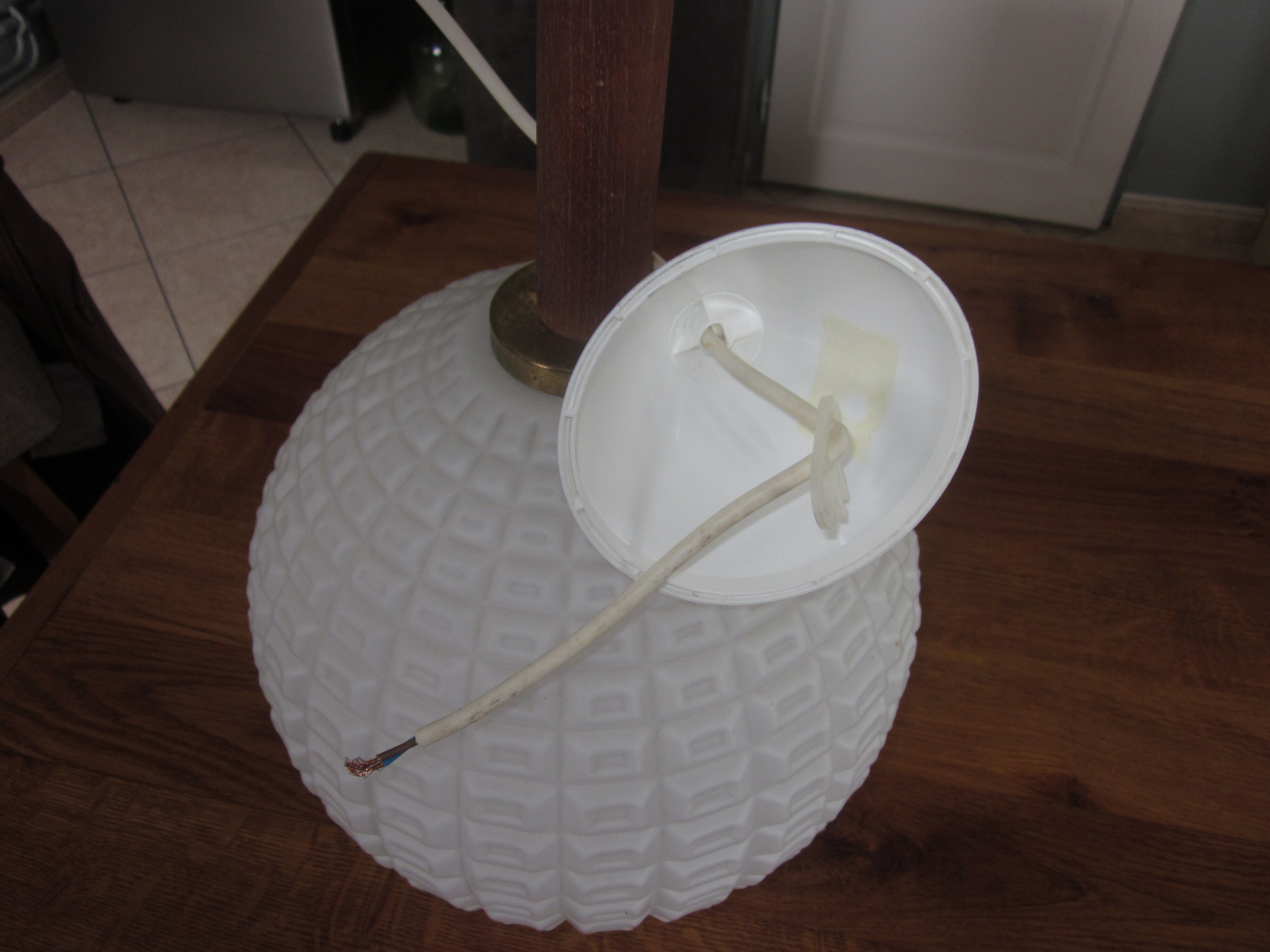 Scandinavian suspension in opaline and teak