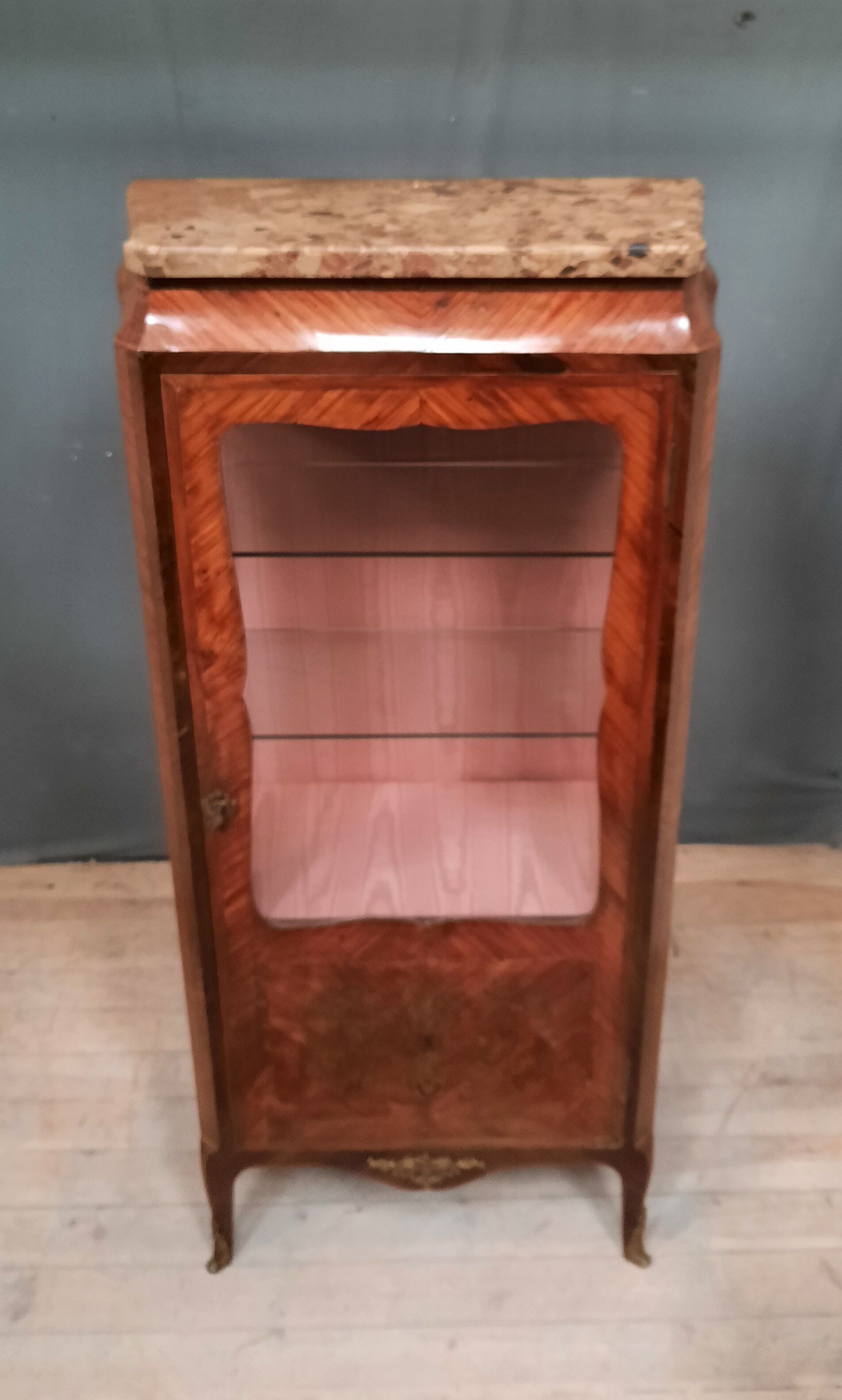 Louis xv showcase with a marble door