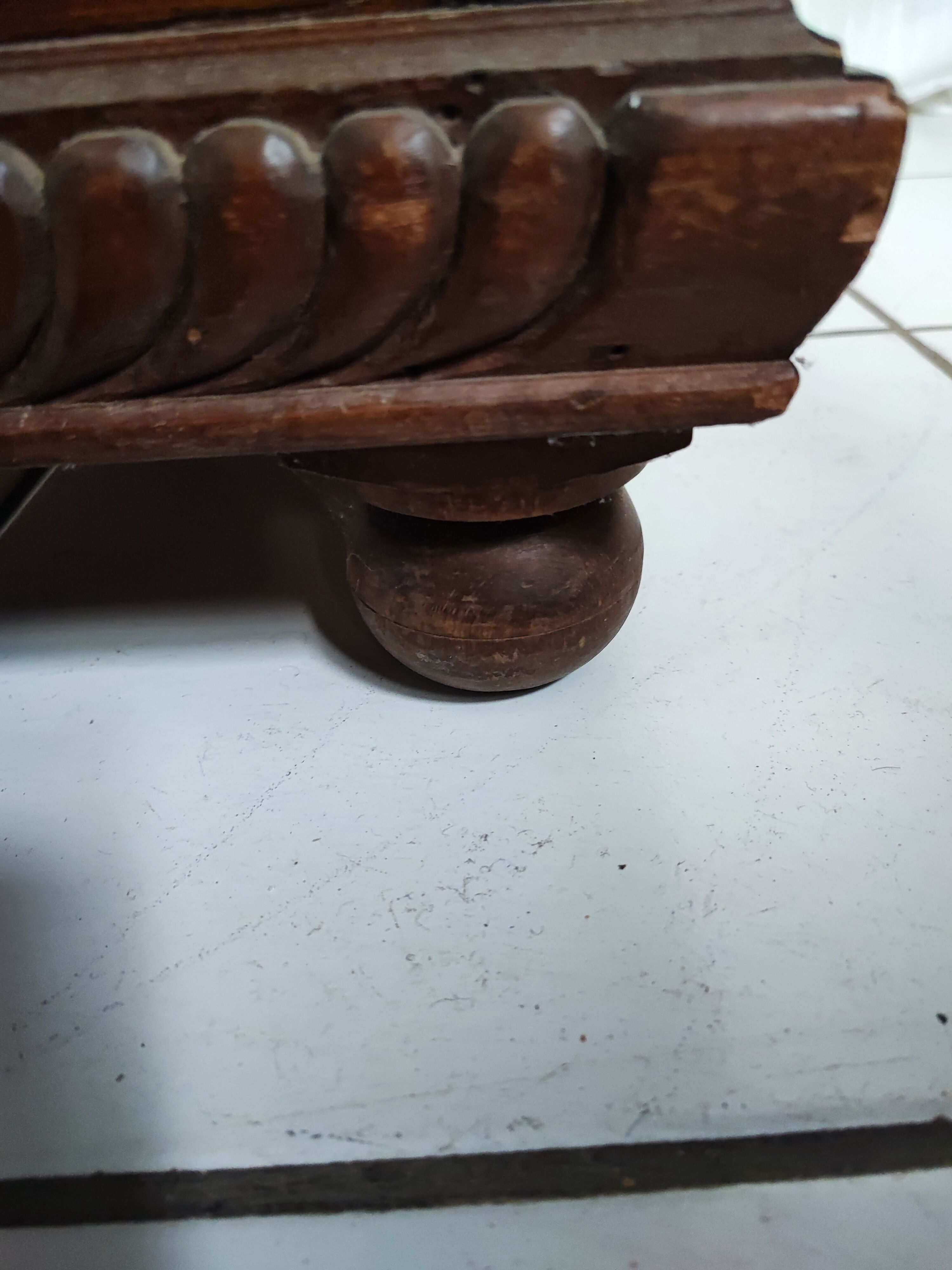 Ancien coffre en bois sculpté oriental