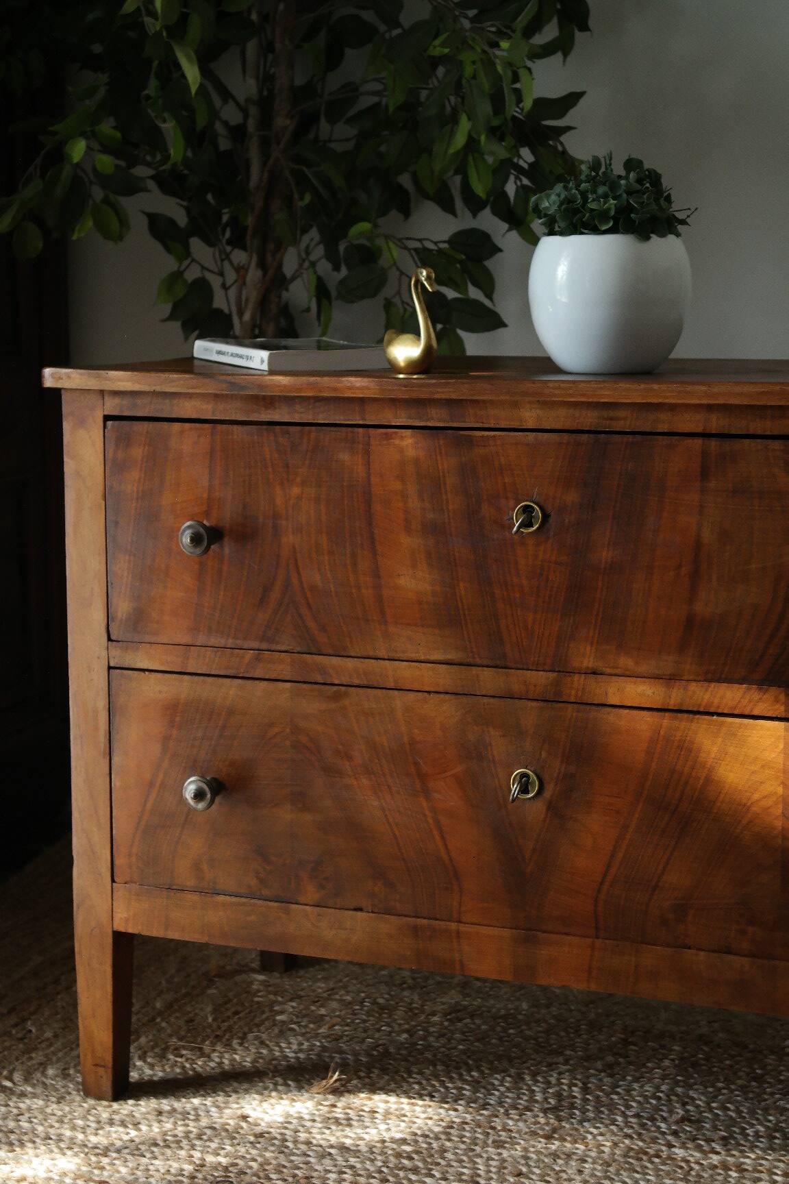 Commode basse en noyer, XXème