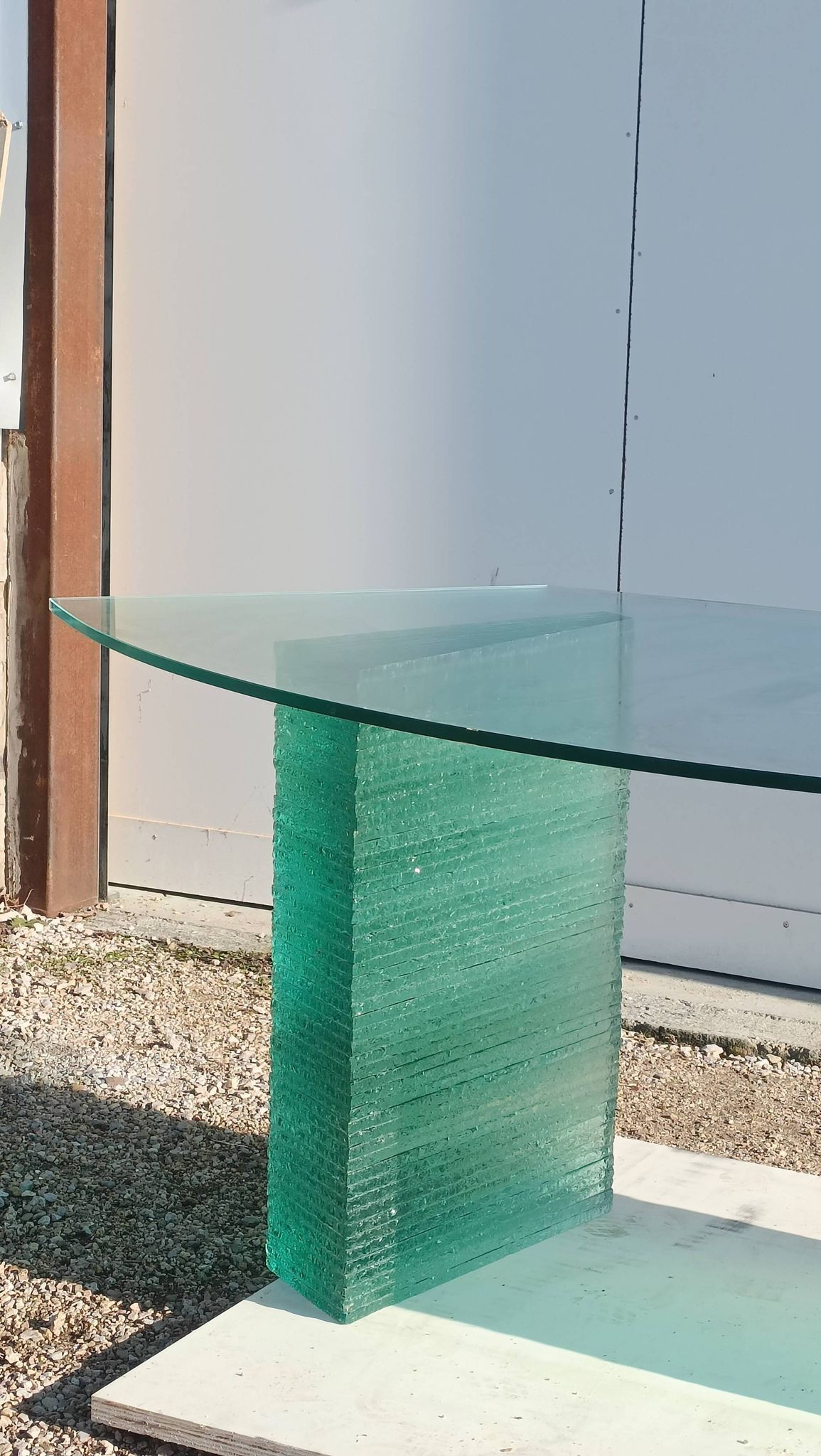 Bureau demi-lune en verre massif